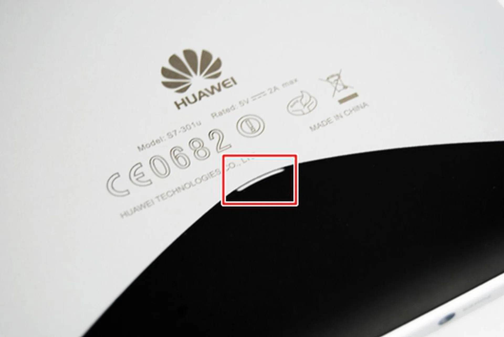 To access the SIM and microSD card slots, you have to remove the back cover. Besides feeling fragile, we had a hard time removing the cover; it's recommended to have strong fingernails to dig into the highlighted area and pry out the back cover.