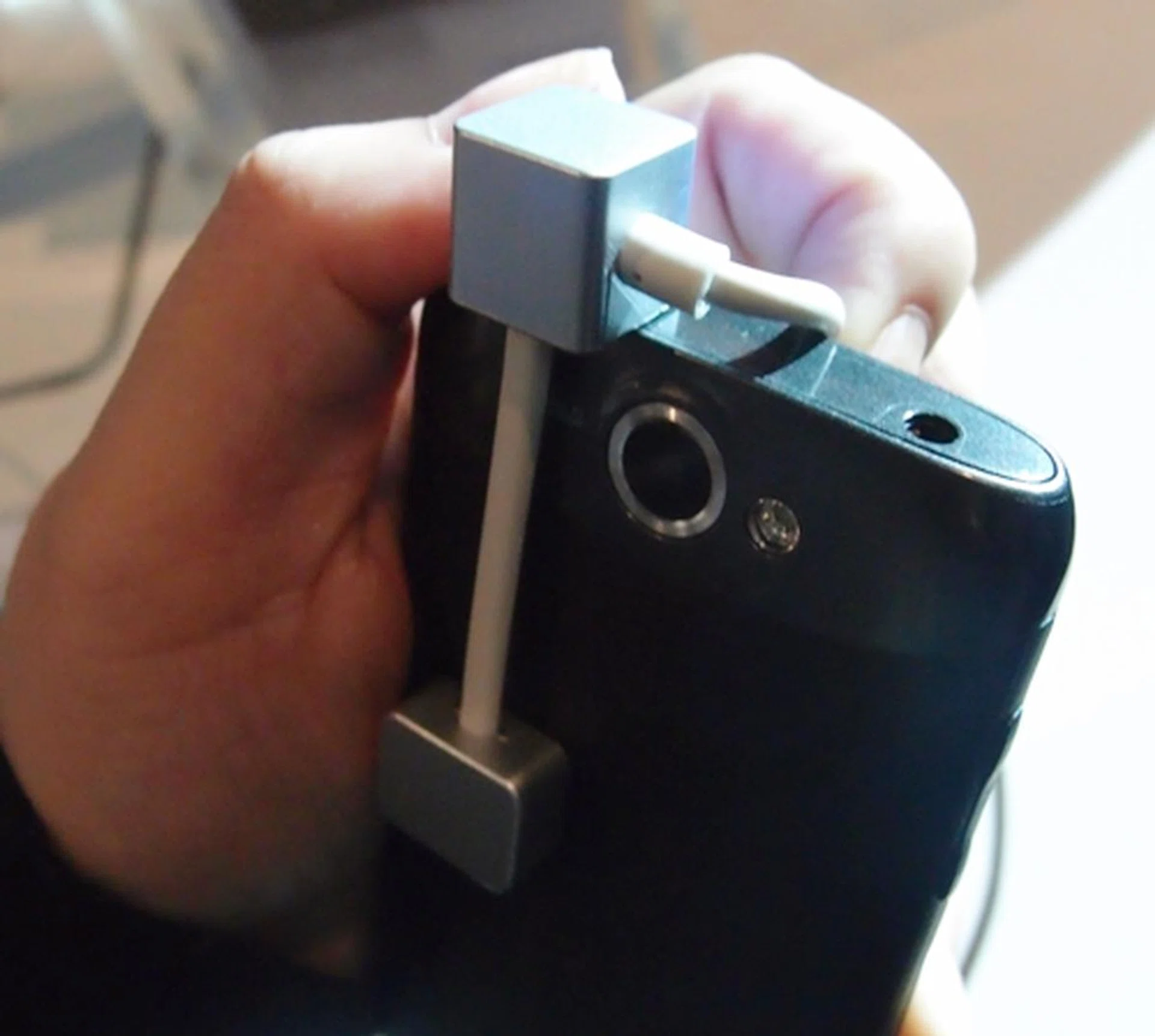 At the top, we find the usual 3.5mm audio jack and the microUSB port protected by a plastic flap.