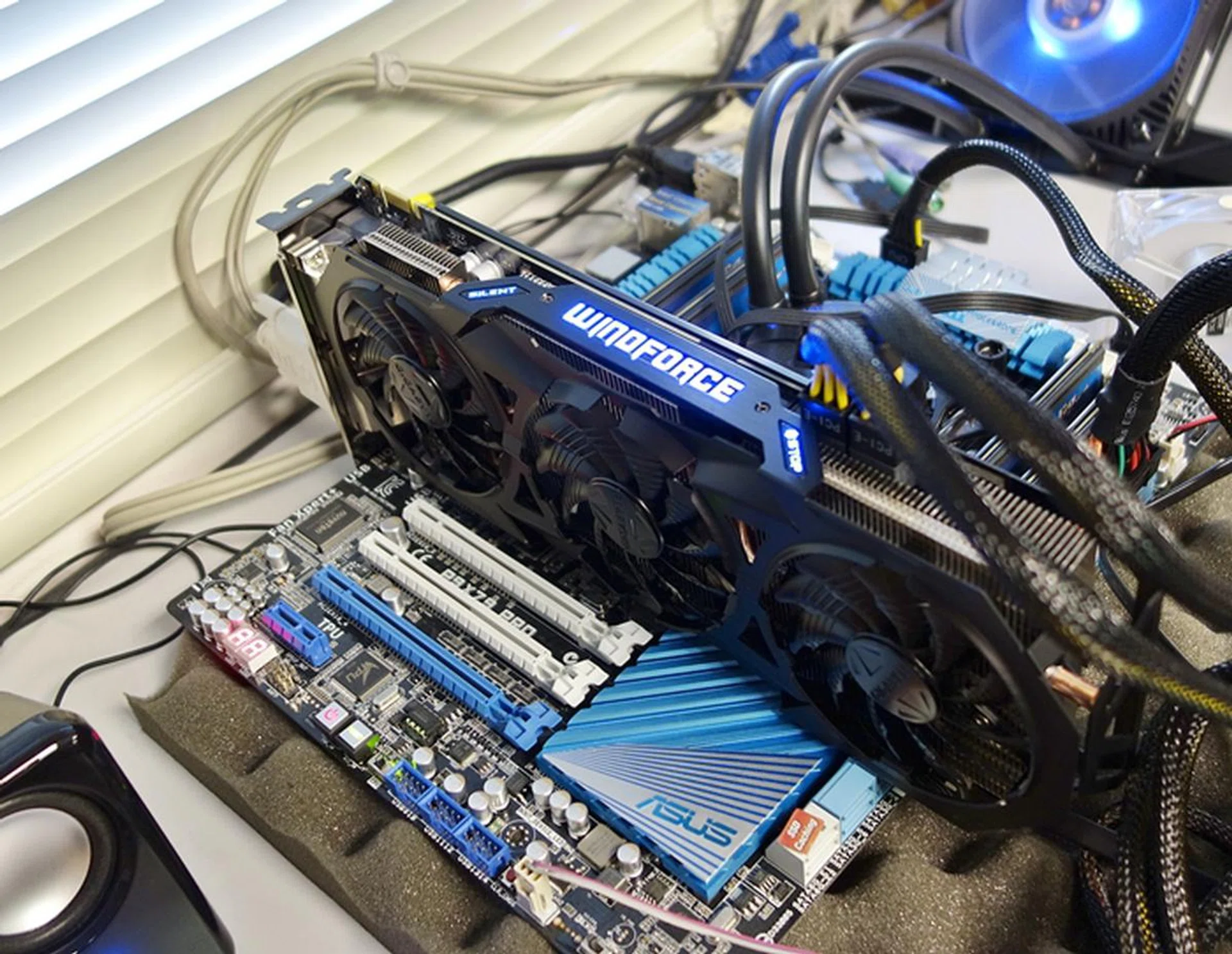 Once the cooling fans stop operations, the LED lighting will light up the words "Silent" and "Stop" as a visual cue.