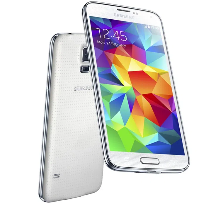 The Samsung Galaxy S5 LTE (32GB) will be available in black and white at launch. <br>Image source: Samsung