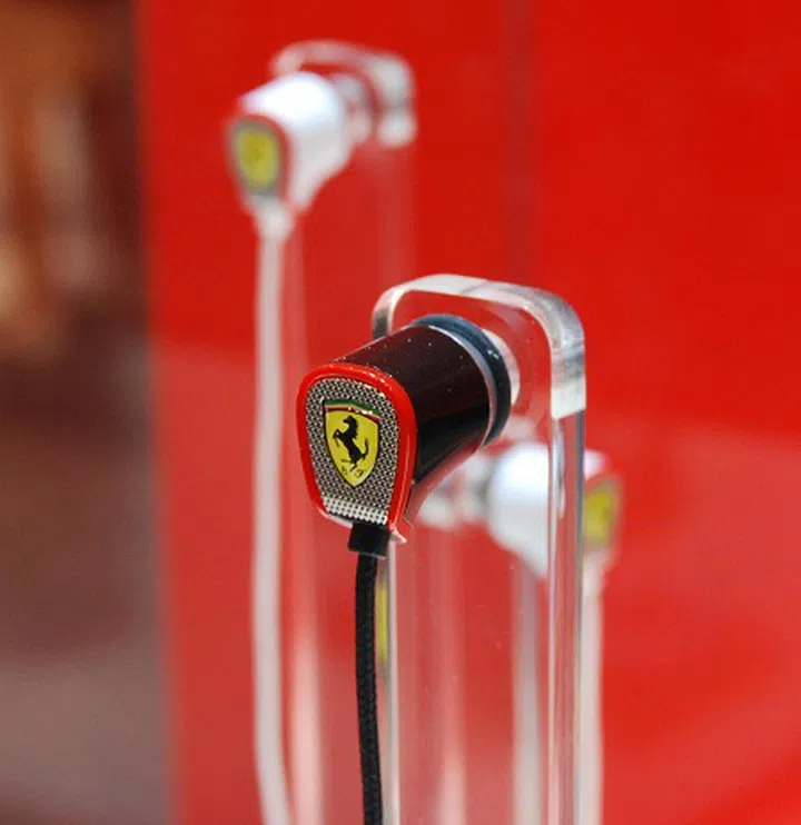 Meet the S100 earphones. They feature 10mm drivers with TFAT driver technology, anti-angle cables and come with a control module. The package is accompanied by a well designed earphone box that has a carbon fiber textured feel and the classic Ferrari emblem.