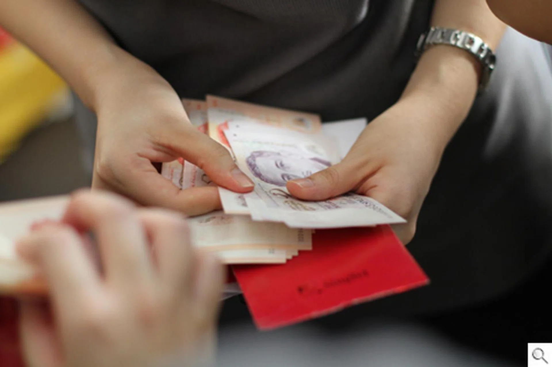 Taken on Aperture Priority, ISO800, F2, 1/160 sec. Click on the image for the full resolution.