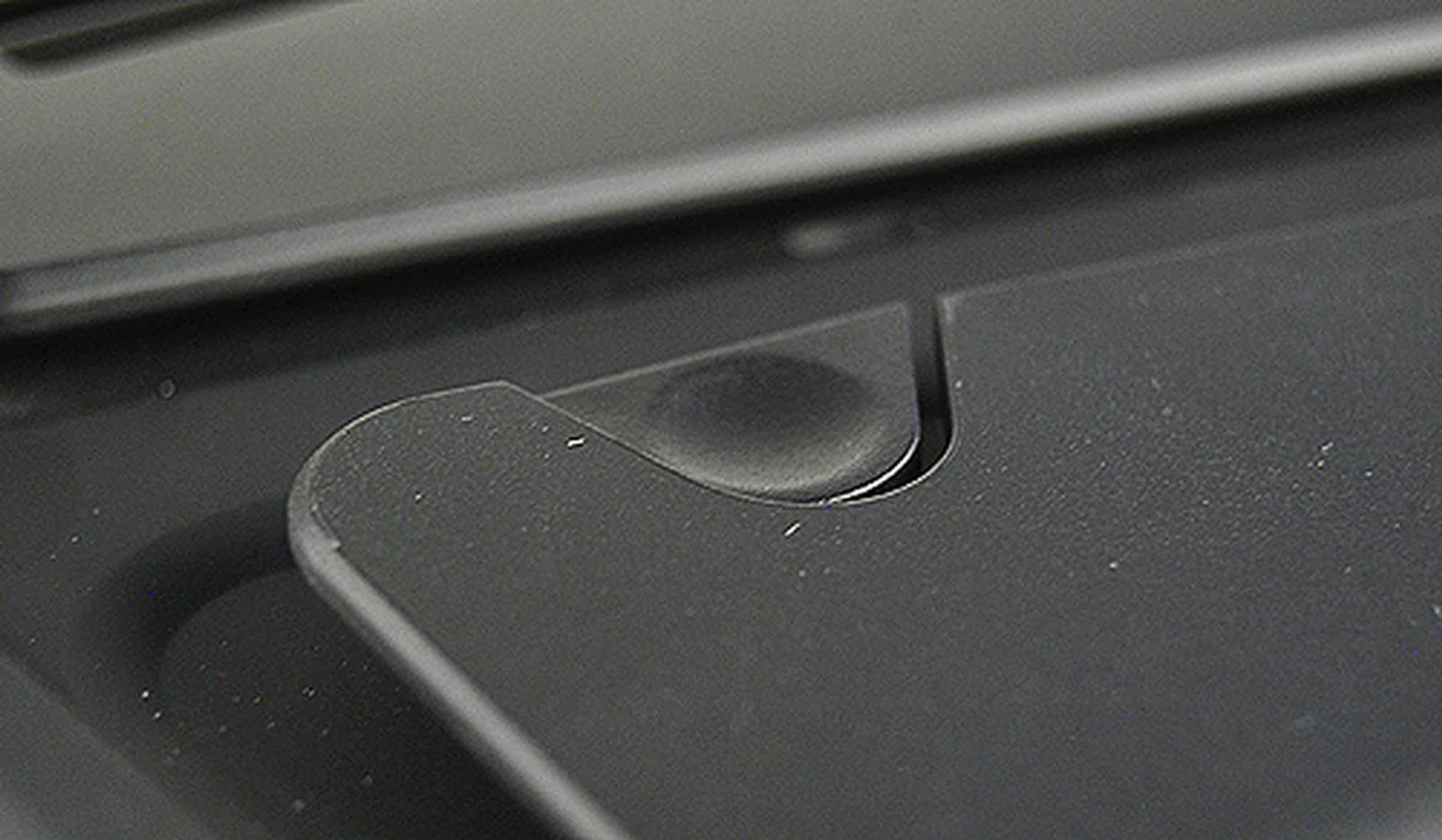 Where's the power button? It's found on the top in a rather illogical place. Most of us from the team who saw the casing for the first time thought it was a button that opens the front panel.