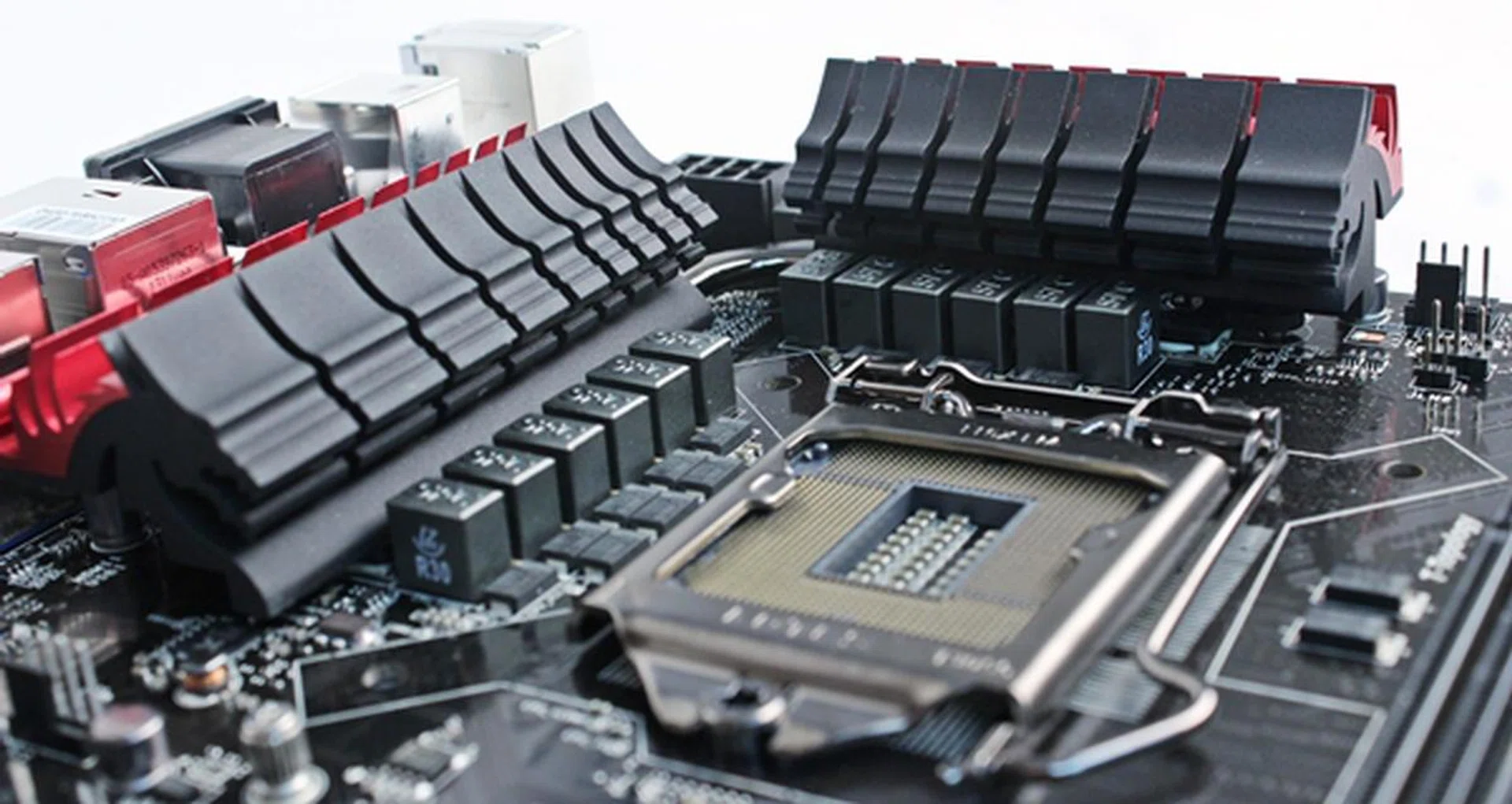 We can see the ferrite chokes that are positioned in front of the heatsinks that are cooling the MOSFETs. The capacitors are positioned at the back of these heatsinks.