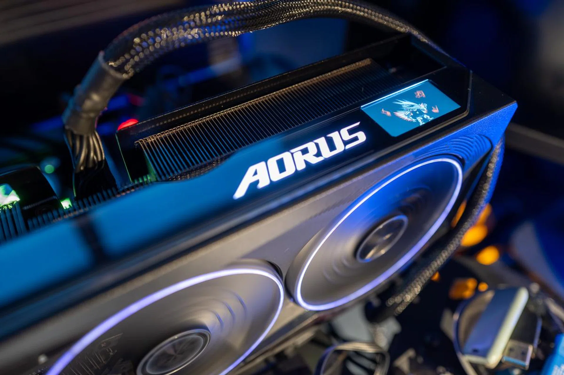Even the LCD Edge display makes a return. (Image: HWZ)