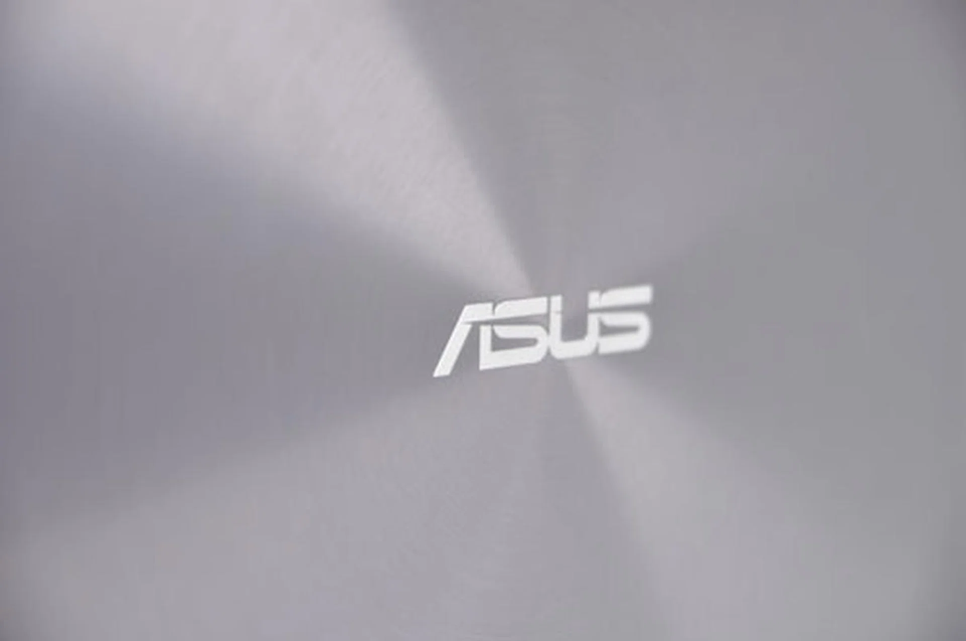 ASUS is now associated with that spun metal look through their various computing products that feature aluminum lids or backs.