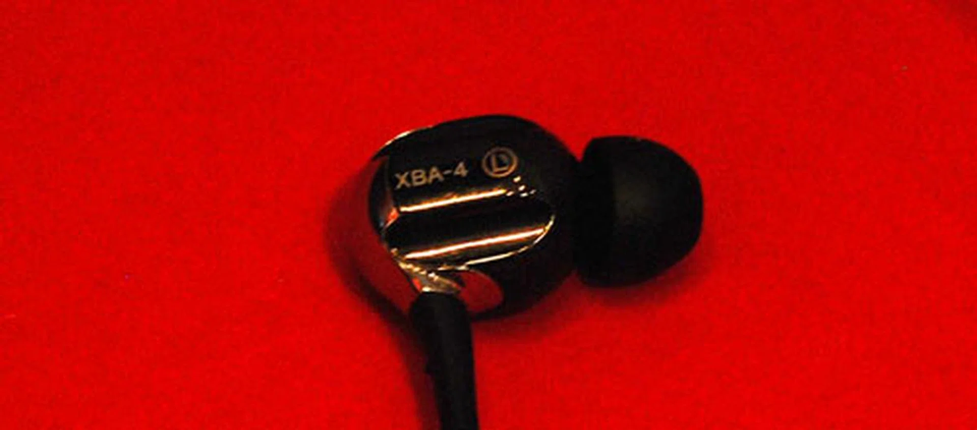 The Sony XBA-4 has a massive girth and comes off a looking bloated. However it is not that heavy and fits snugly when worn.