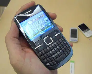 The Nokia C3 might be positioned as a low-cost model, but it has the sophisticated look of the Nokia E72.