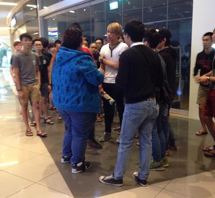 A reader of HardwareZone sent this photo to us and described a dispute among consumers at Suntec City.