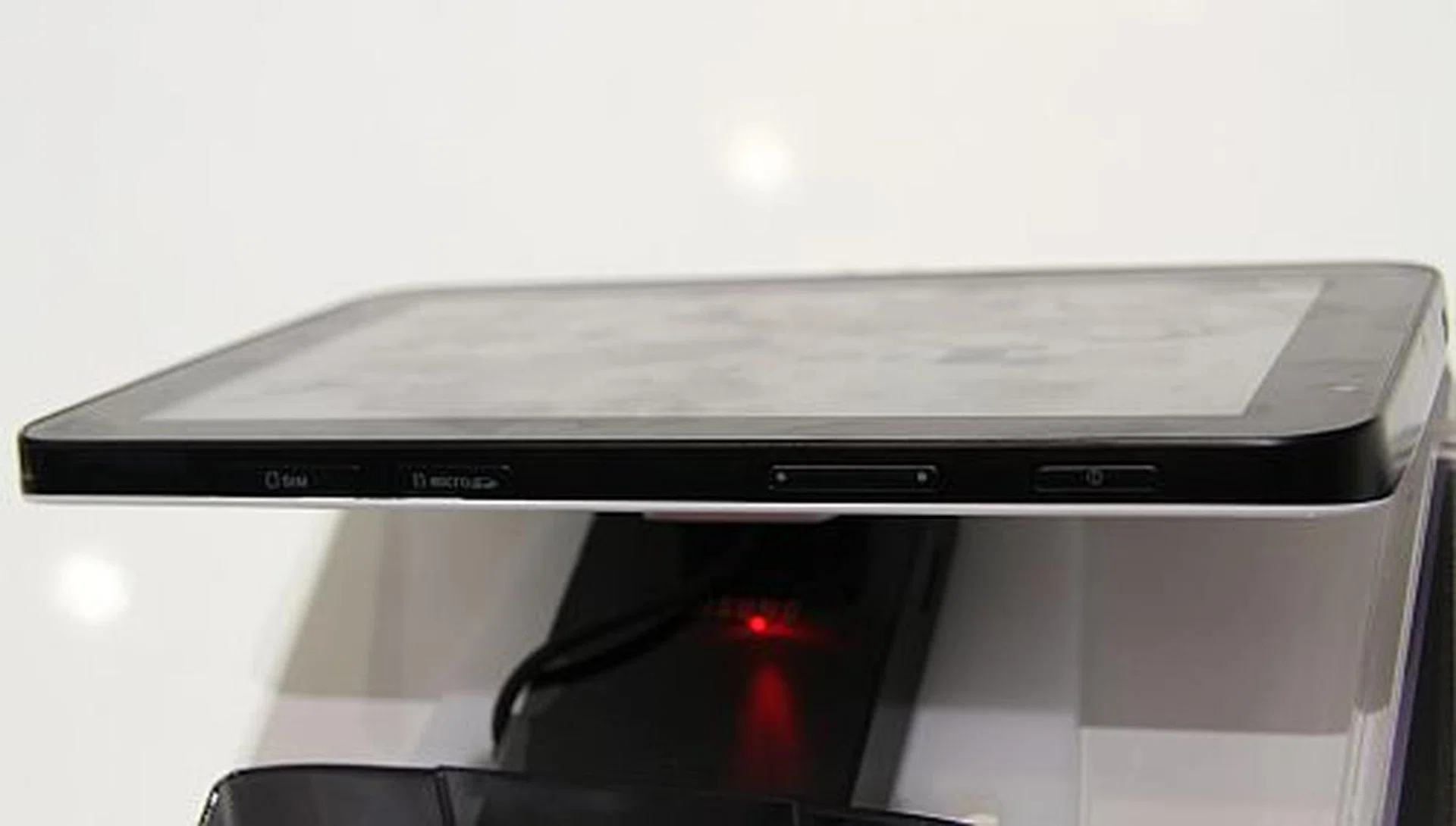 Here's a close-up right side view of the Galaxy Tab. You'll see a slot for the SIM card, micro SD, volume control and Power. The earphone jack sits on the top.