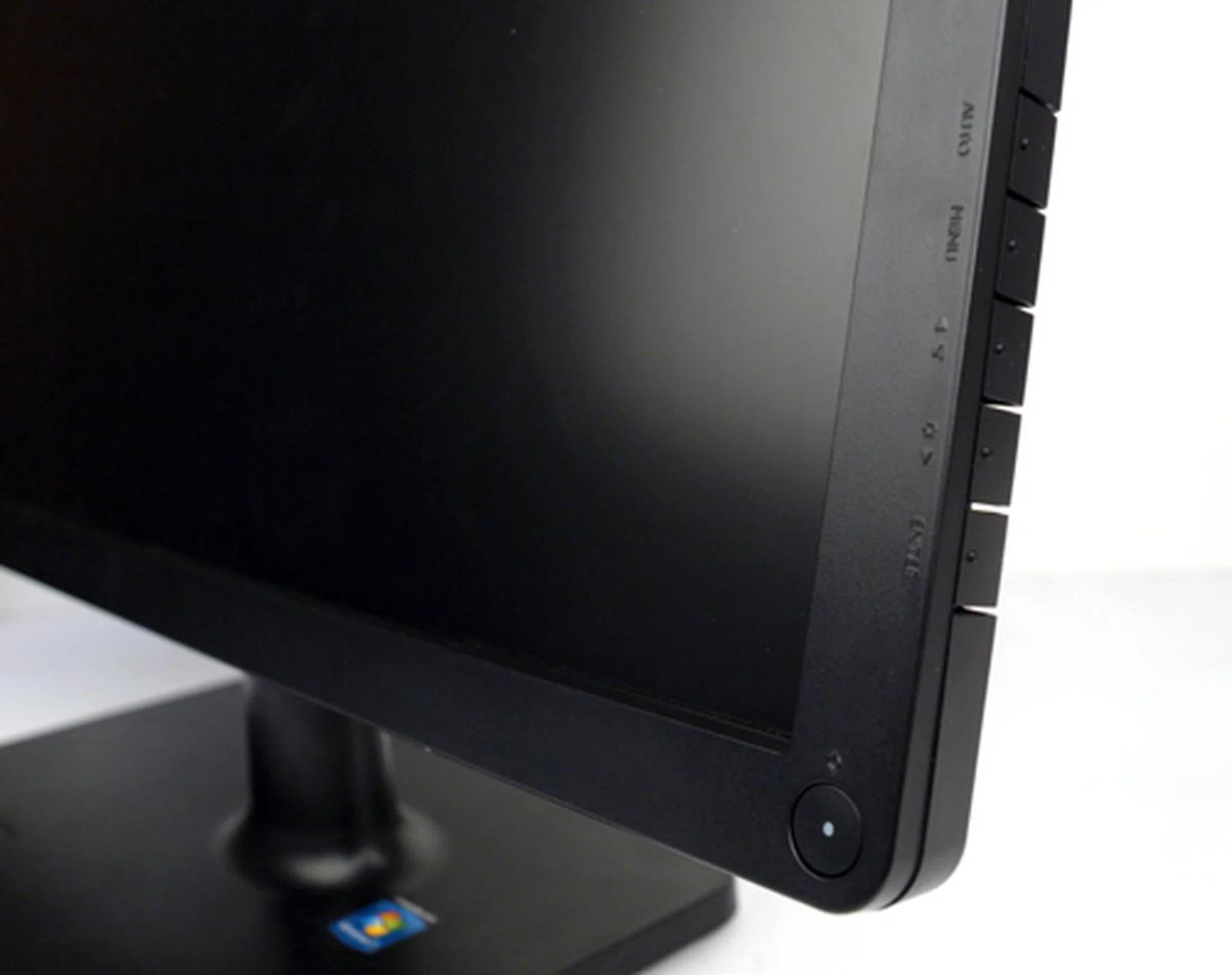 Don't expect to find touch-sensitive controls with the EX400, although these hardware buttons should come in handy should your wife (or other half) confiscate your most beloved stick. By that, we meant remote stick.