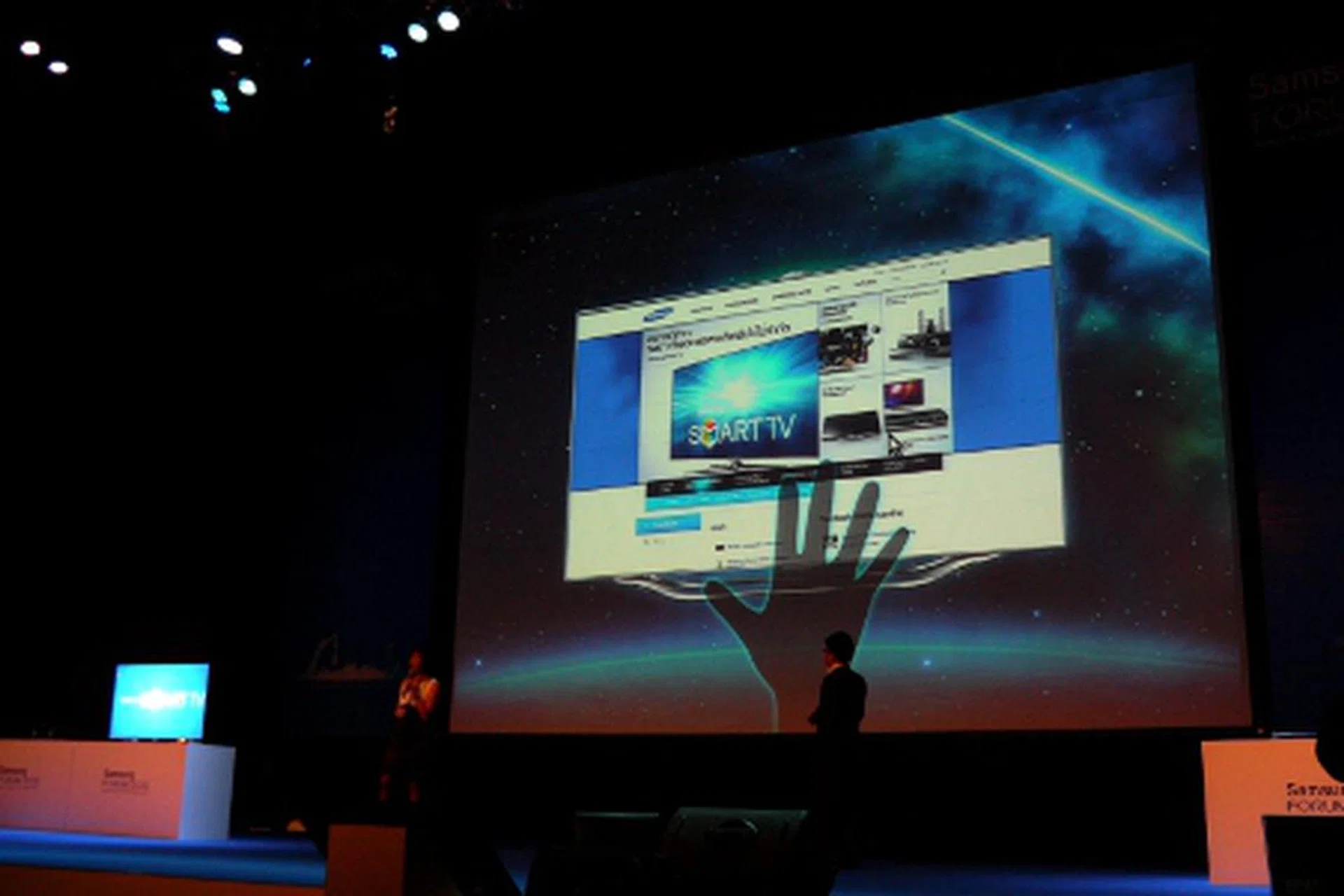 Miss Adele Tan, Samsung's Regional Manager of Audio Visual, and Mr Ariel Arias, Head of Audio Visual, Samsung Philippines, gave us a brief overview of the gesture-controlled features which will be integrated with Samsung's premium 2012 HDTVs.