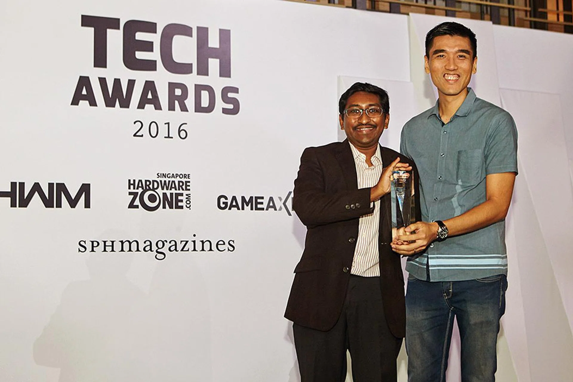 The Editor's Choice for Best Mid-range Smartphone goes to the OnePlus 2. Accepting the award is OnePlus' SEA Manager, Mr. Simon Lim.