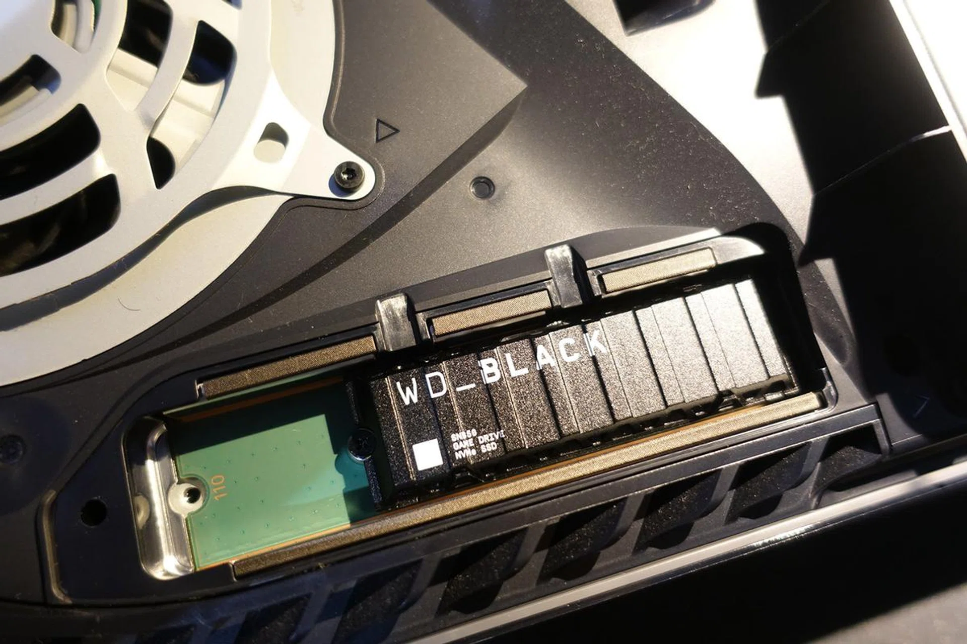 The WD Black SN850 SSD with heatsink.