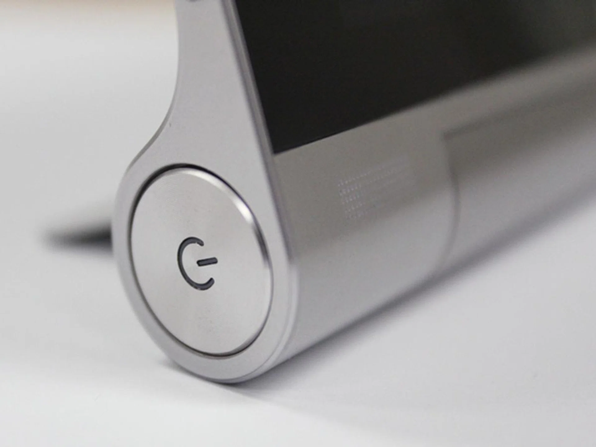 The power button has a very nice feel whenever we push it to turn on the tablet or display.