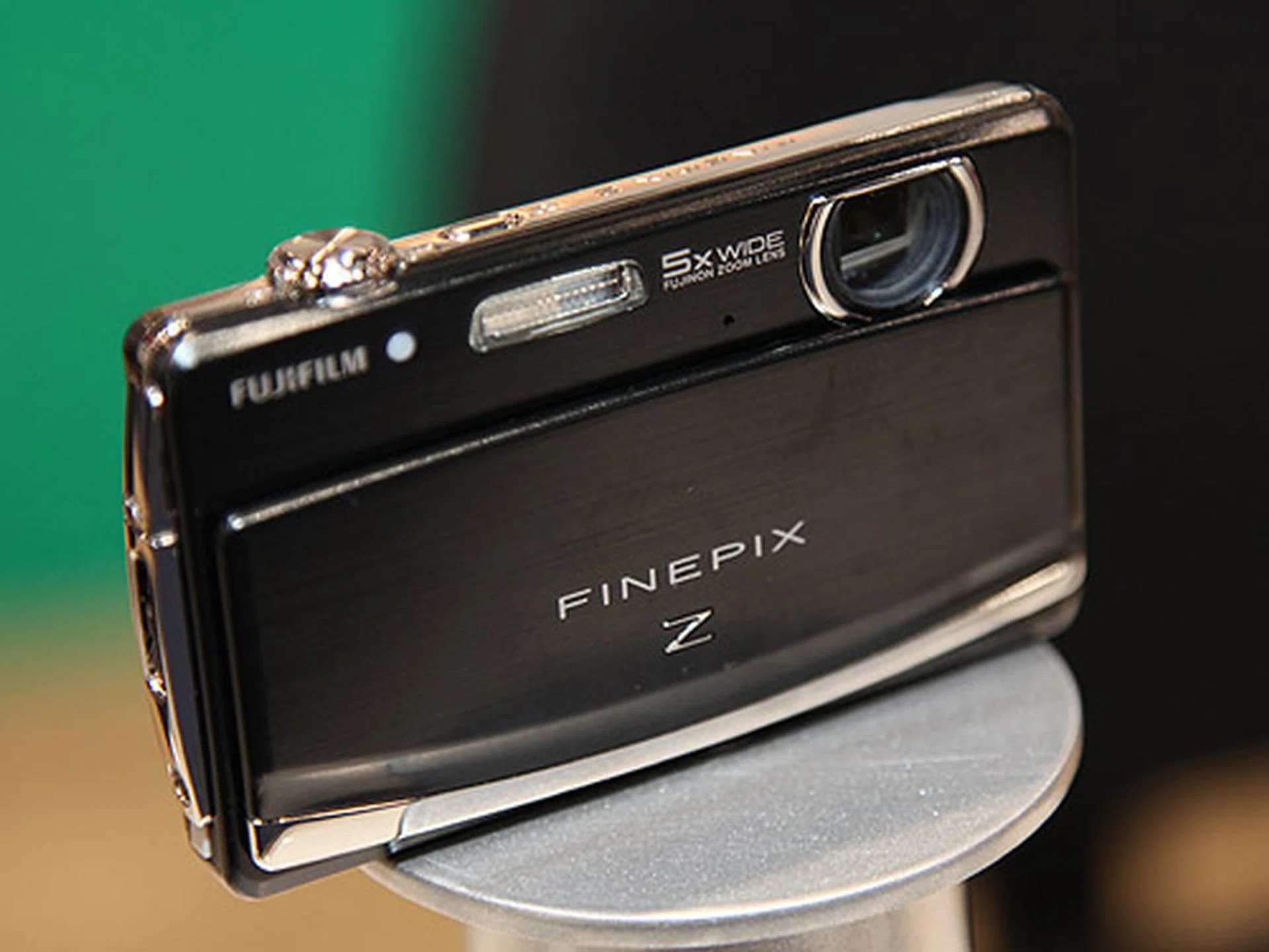 Yet another slim body compact camera, the FinePix Z90 comes with a large 3-inch touch screen that lets navigate the camera functions as well as for focusing and capturing images. The camera comes with 14.2 Megapixel sensor, 5x optical zoom and 720p movie recording.