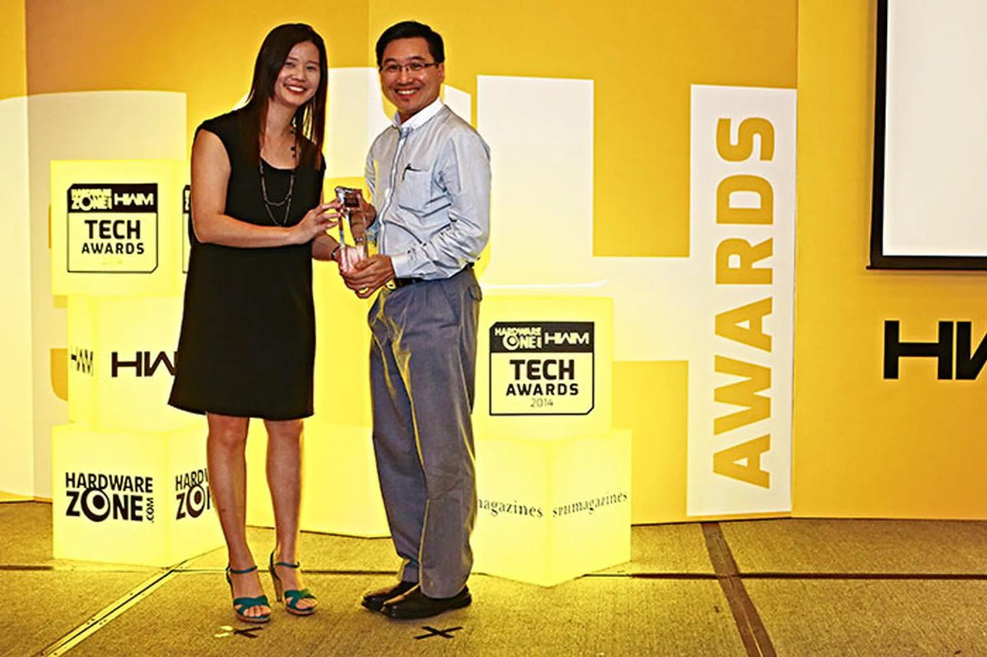 Canon was the second biggest winner that day, walking home with eight awards, including Editor's Choice for Best DSLR Camera (EOS 100D), Best Camcorder (Legria HF G30), Best AIO Color Inkjet Printer (Pixma MX927), as well as Readers' Choice for Best Point & Shoot Digicam Brand, Best Mirrorless Camera Brand, Best DSLR Camera Brand, Best Inkjet Printer Brand, and Best HD Camcorder Brand. No wonder Mr. Edwin Teoh, Assistant Director for Canon, was in all smiles. 