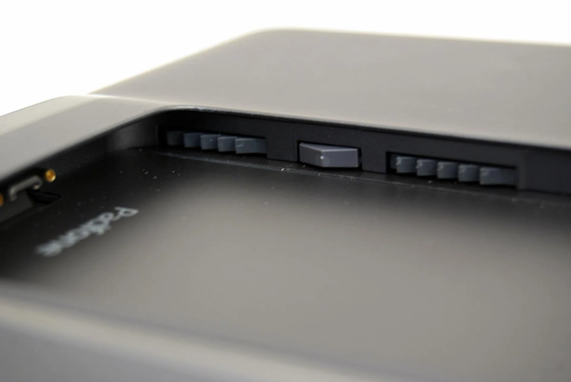 The four rubber pads secure the PadFone Infinity firmly in place, so you do not have to worry about the phone slipping out of the Station.