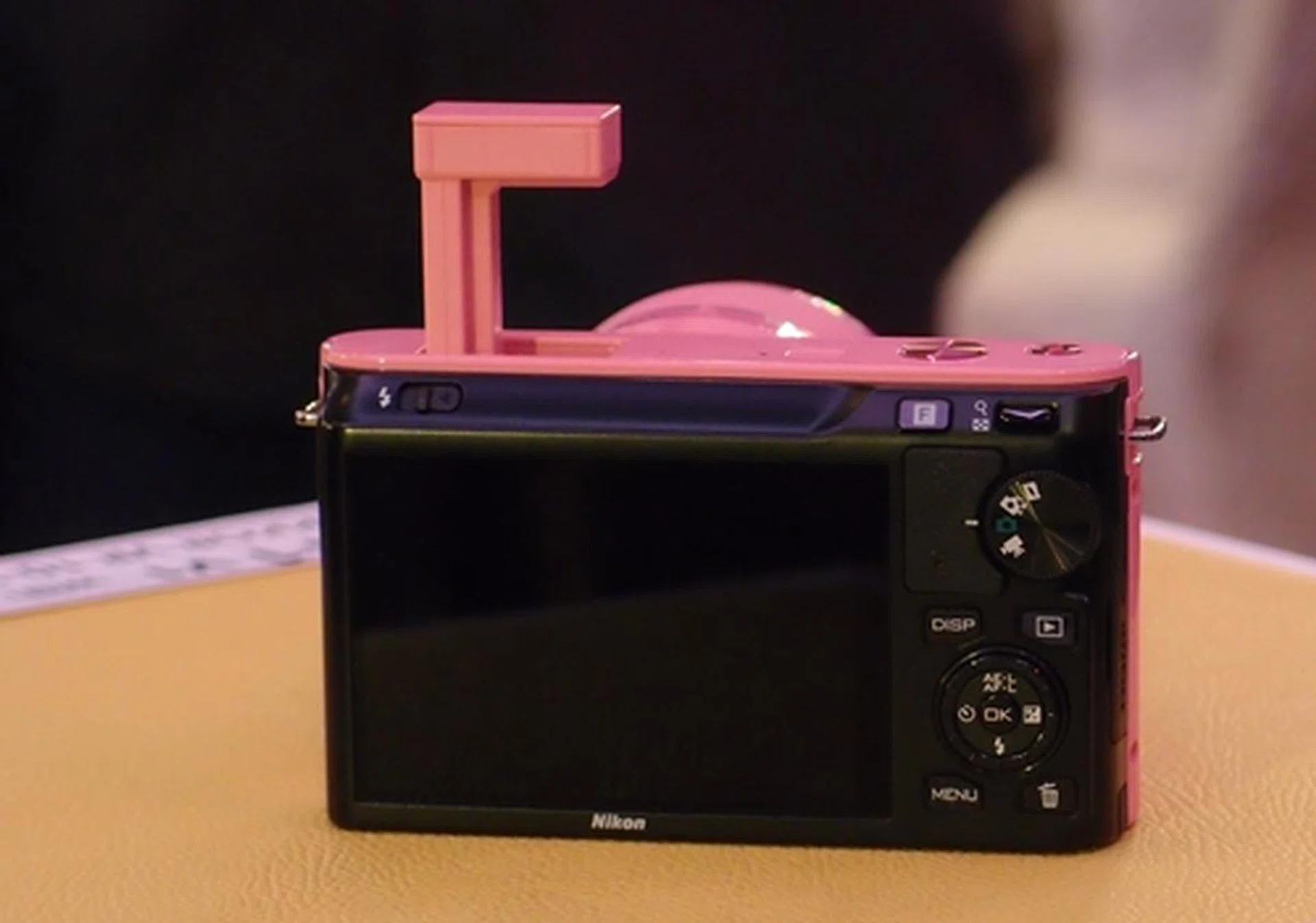 The J1 comes in different shades, including the pink one seen here. Other colors include red, black, silver and white. Unlike its higher-end sibling, the V1, it comes with a built-in flash and a 3.0-inch 460k-dot TFT LCD monitor. Otherwise, controls at the back and user interface are identical.