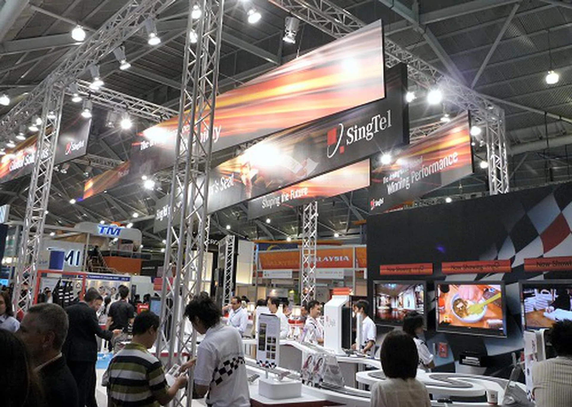  Singtel's presence at CommunicAsia 2008 was felt through its racing simulators and flashy life-sized F1 racing car. Also making an appearance was Singtel's Mio TV on Mobile offerings.  