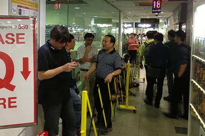 From 7pm, there was a separate queue for those who wanted to buy Windows 8. The first 88 members got the Windows 8 Pro Upgrade for S$59, as well as a free printer and S$10 voucher.