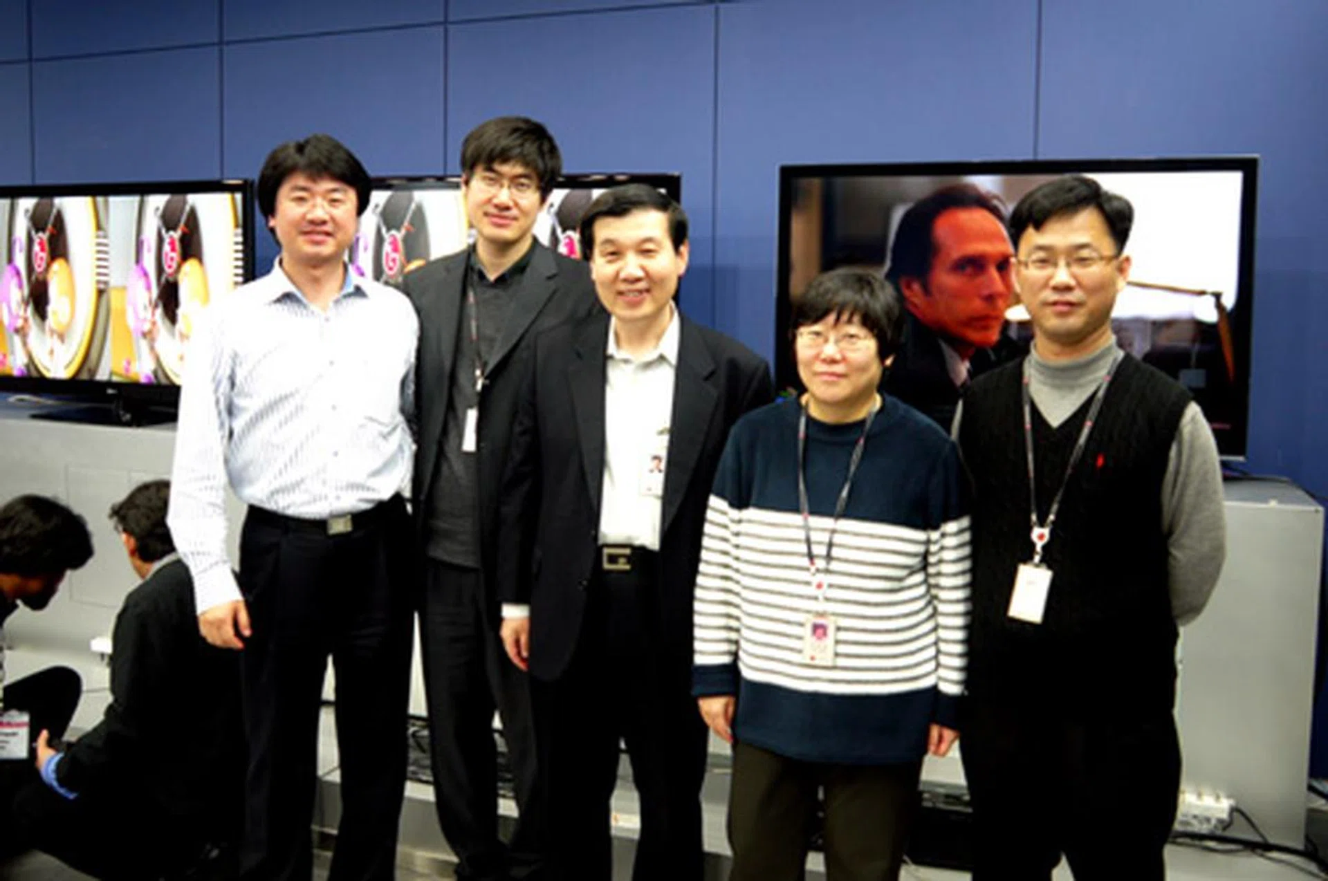 Mr Bogeun Chung (in the middle) and his team of engineers posing for group photo here at LG's Demo Lab.