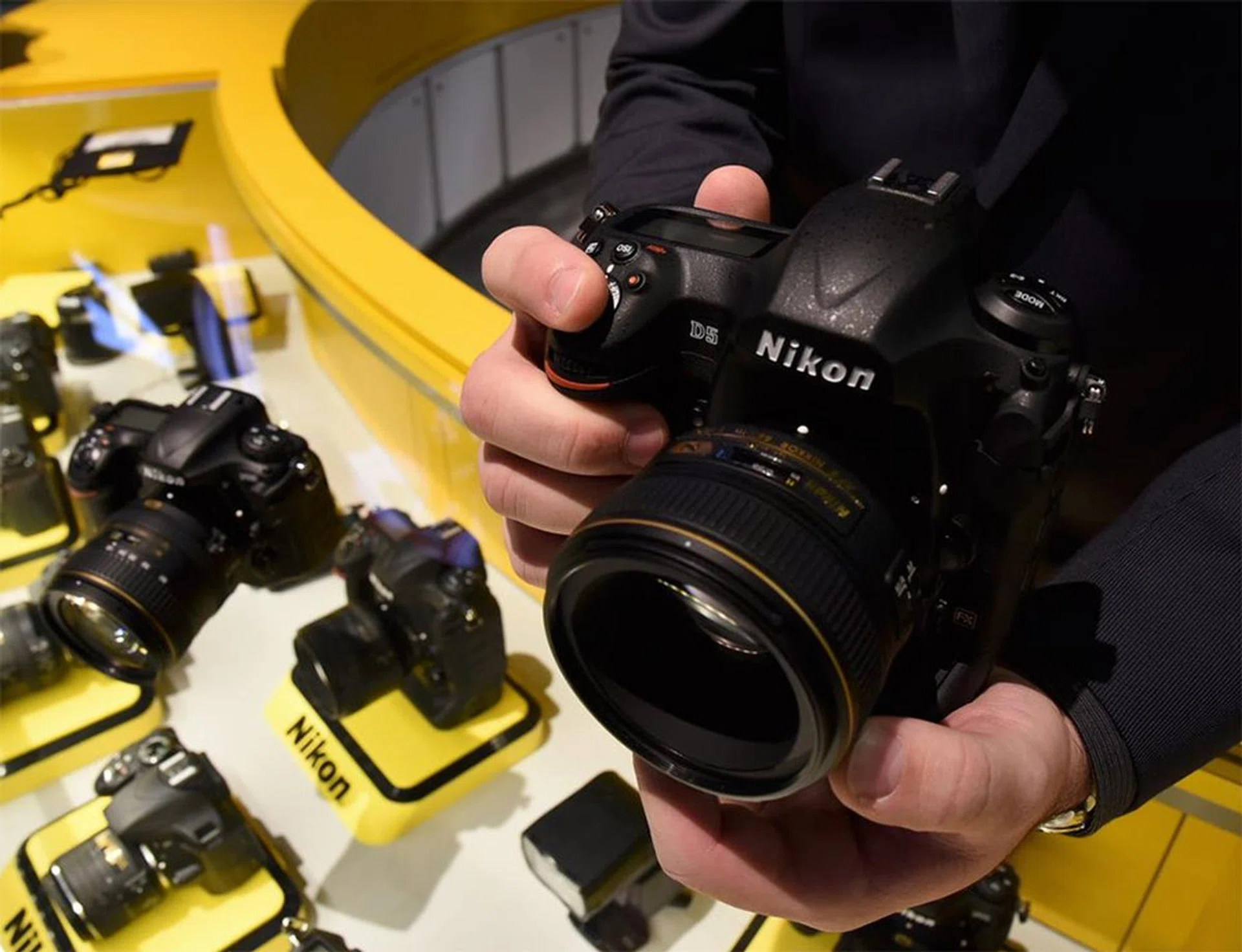 The Nikon D5 sports an in-house-developed 20.8MP CMOS sensor, an all-new 153-point AF system, 4K UHD video capture, and an Expeed 5 image processor. (Image source: Nikon USA Twitter.)