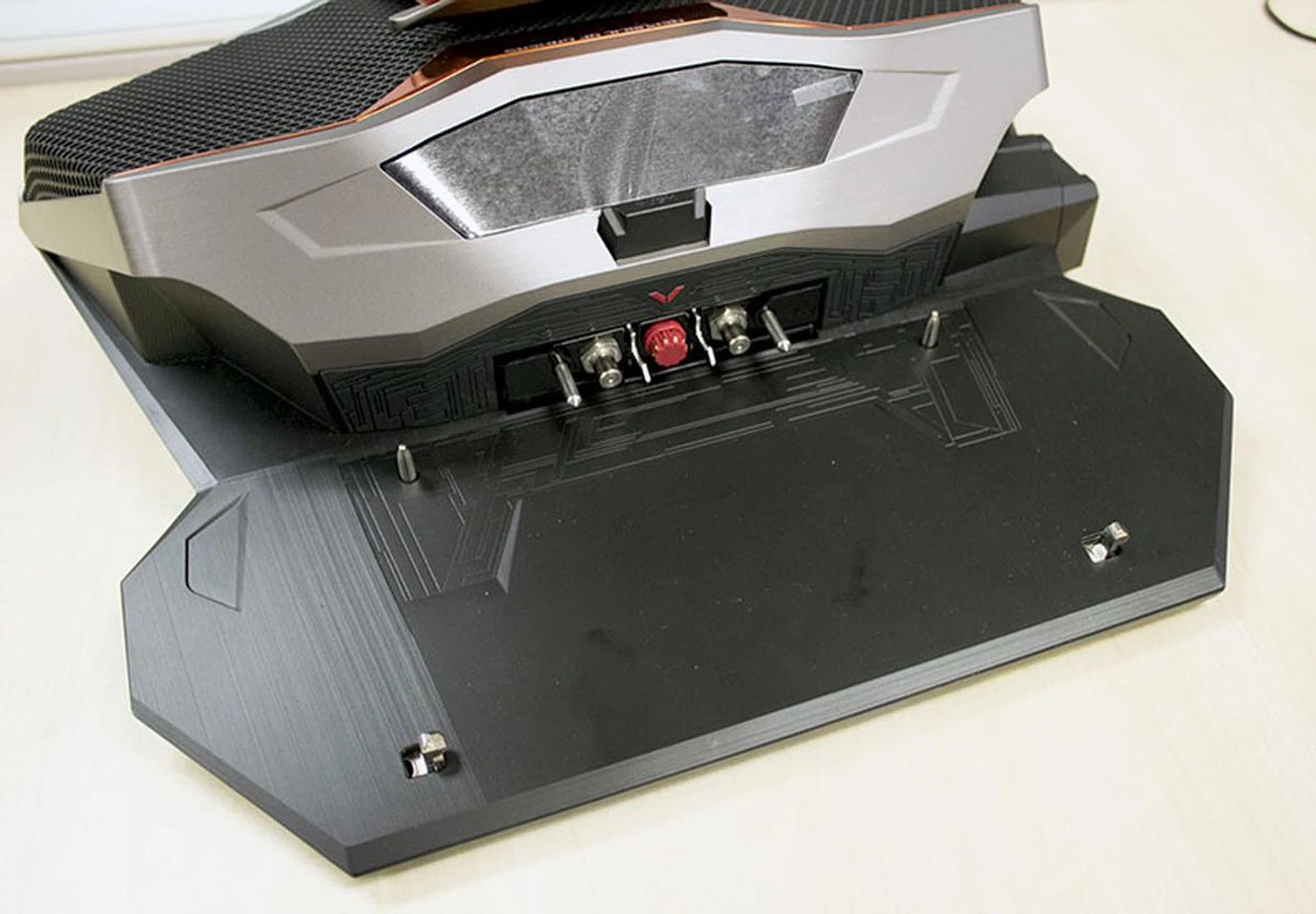 The dock is easy to operate, simply align the notebook to the pins on the bottom panel, push down the locking lever and the pipes will extend from within the dock to form a closed liquid-cooling circuit.