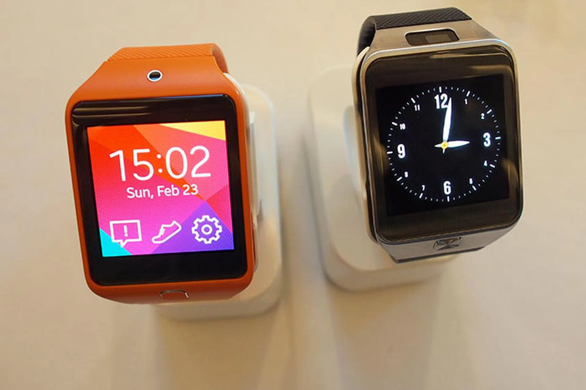 The Gear 2 Neo (left) and the Gear 2 (right). The only difference between the two is that the Neo lacks a camera module. The hole on top of the Gear 2 Neo is an IR Blaster (the Gear 2 also has one).