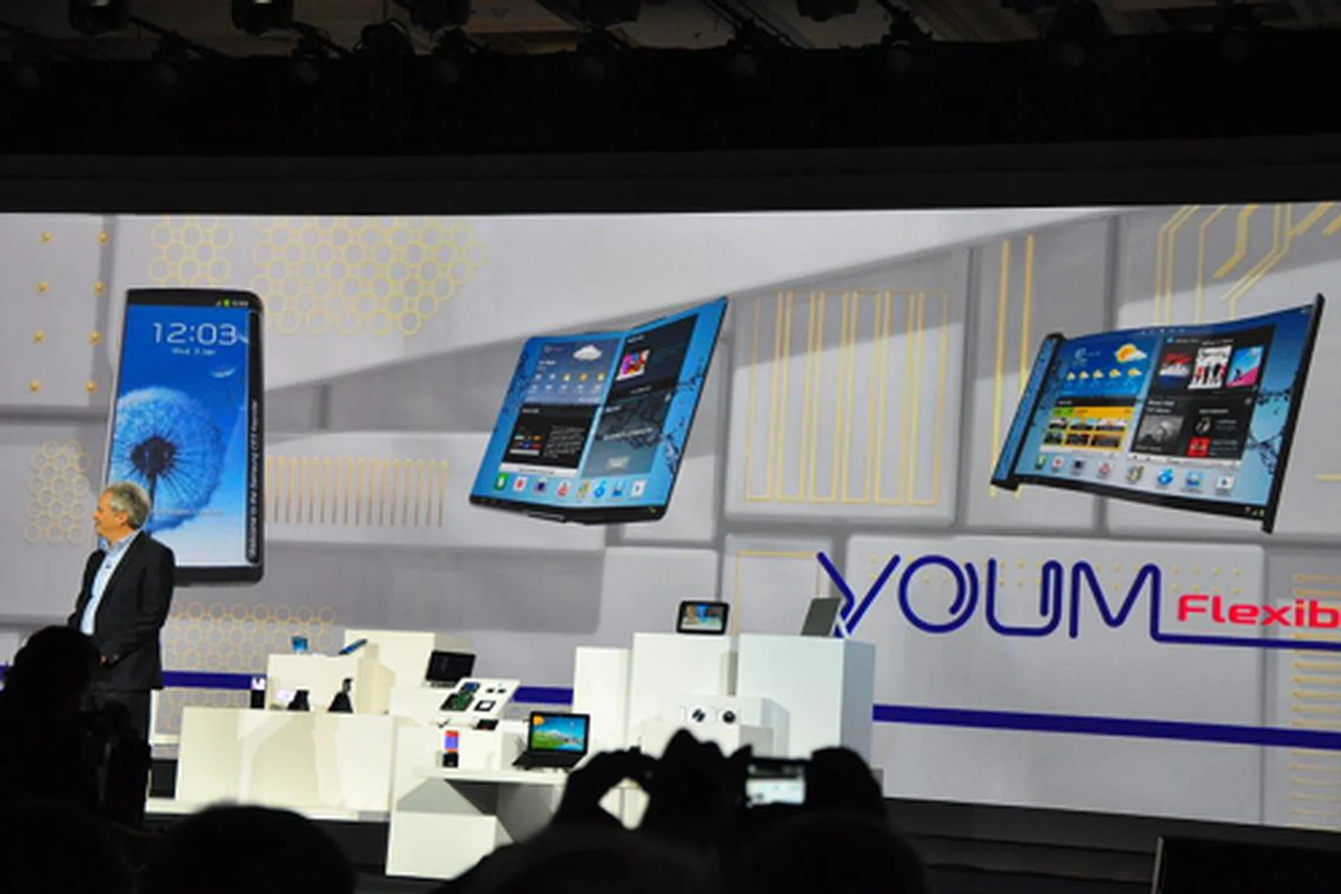 Samsung unveiled flexible YOUM OLED display technologies at Consumer Electronics Show 2013.
