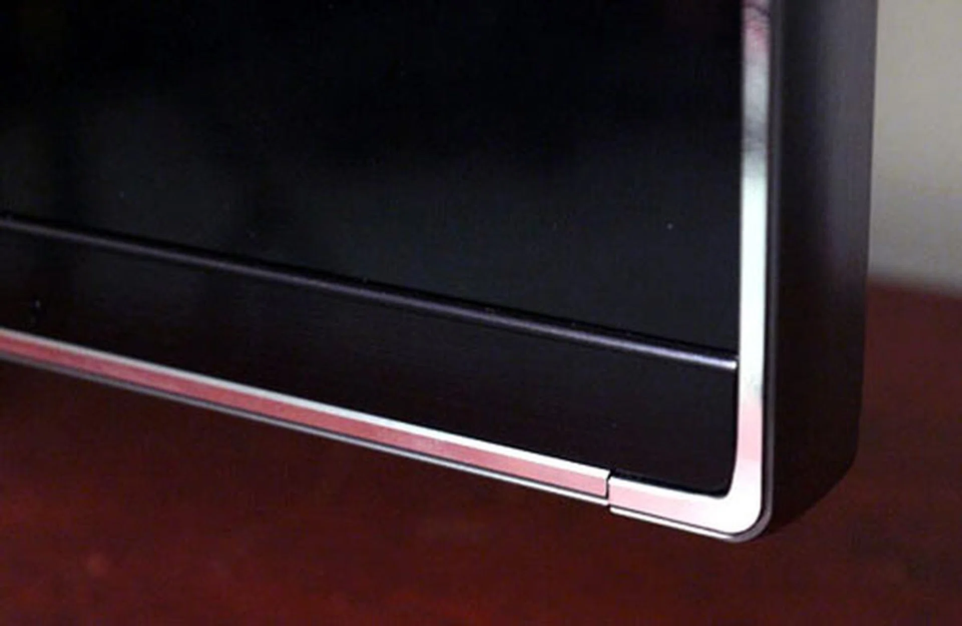 If TV makers could abandon bezels altogether, we reckon they would. Anyway, we can't be sure if this is a design flaw or if the ultra-slim bezel wasn't meant to be aligned at the bottom right corner. Either way, we'll check with LG to confirm our findings.  