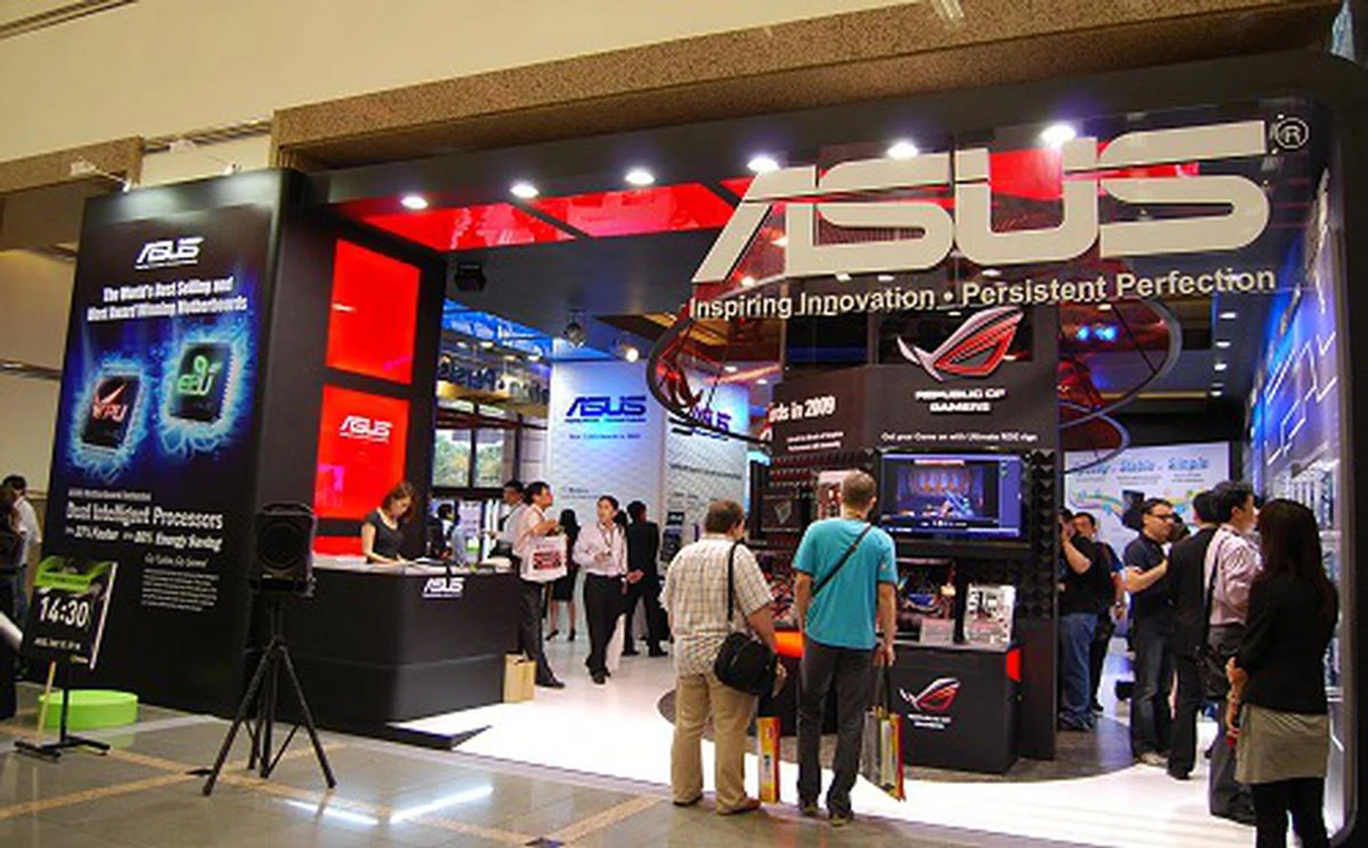 ASUS had so much to show, it was almost a tech geek's heaven at the first floor of the Taiwan International Convention Center (TICC) building. Let's kick things off with the motherboards department.