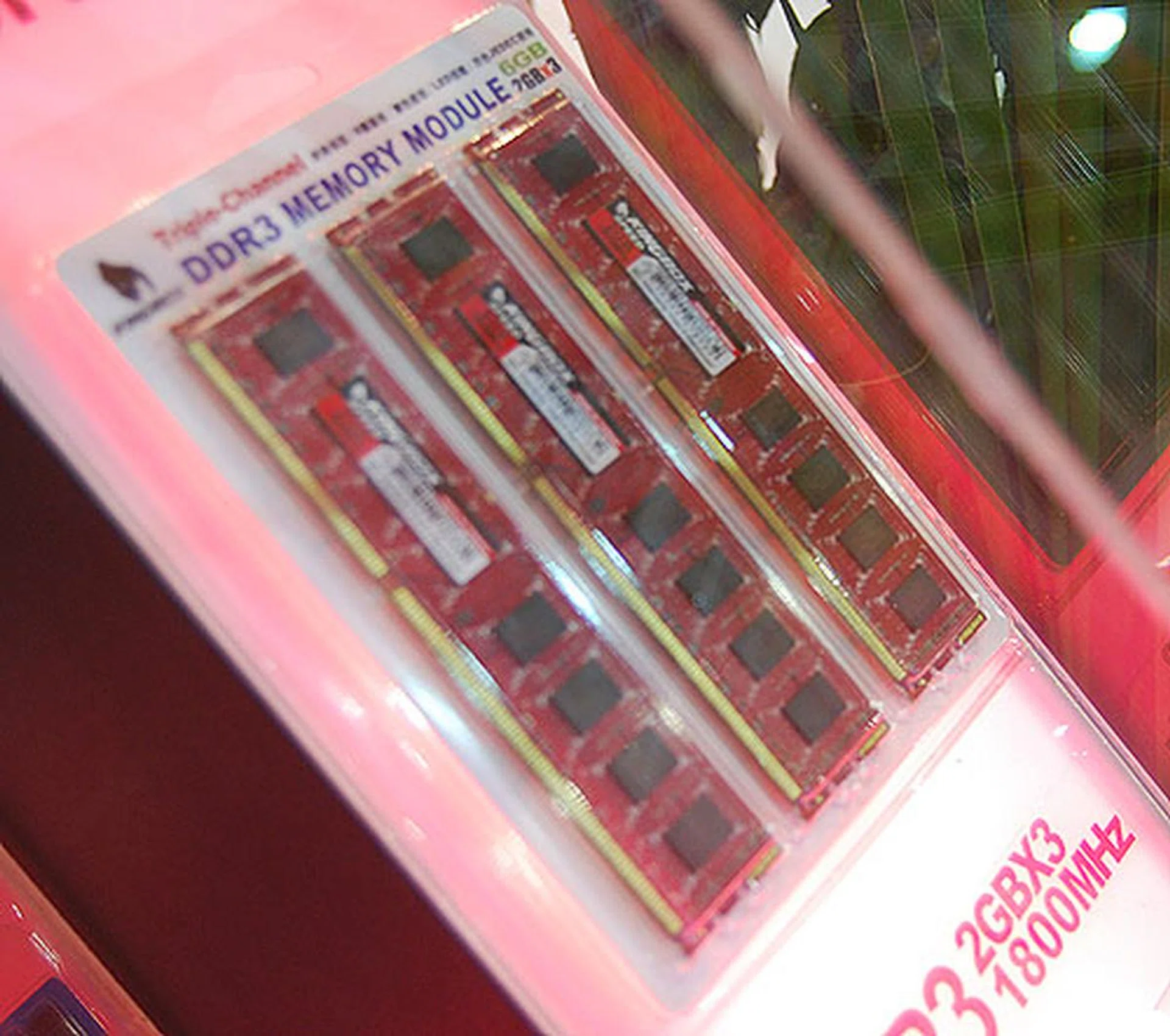  Kingbox's triple channel kit has speeds of up to DDR3-1800 though what surprised us was the lack of heat spreaders. In fact, the company's overclocking oriented DDR3-2000 memory modules are also depicted without any heat spreaders. The company however seemed confident that there was no such need. Additionally, they all have a LED indicator on the PCB to show its status.  
