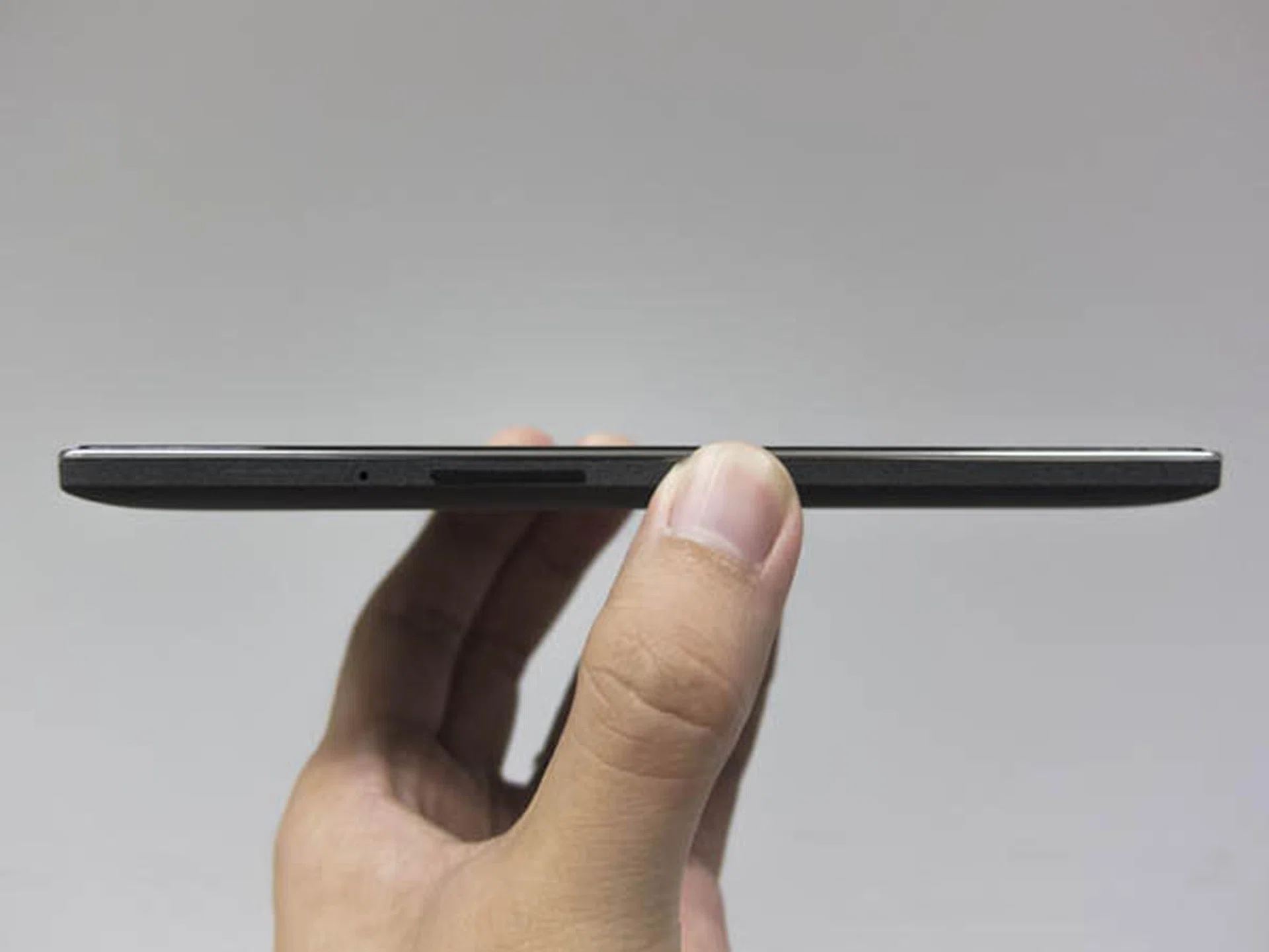 The phone is pretty slim. We also noticed that the OnePlus One's center of gravity is concentrated right at the middle of the device and that allows the user to have a better hold of the phone in daily handling.