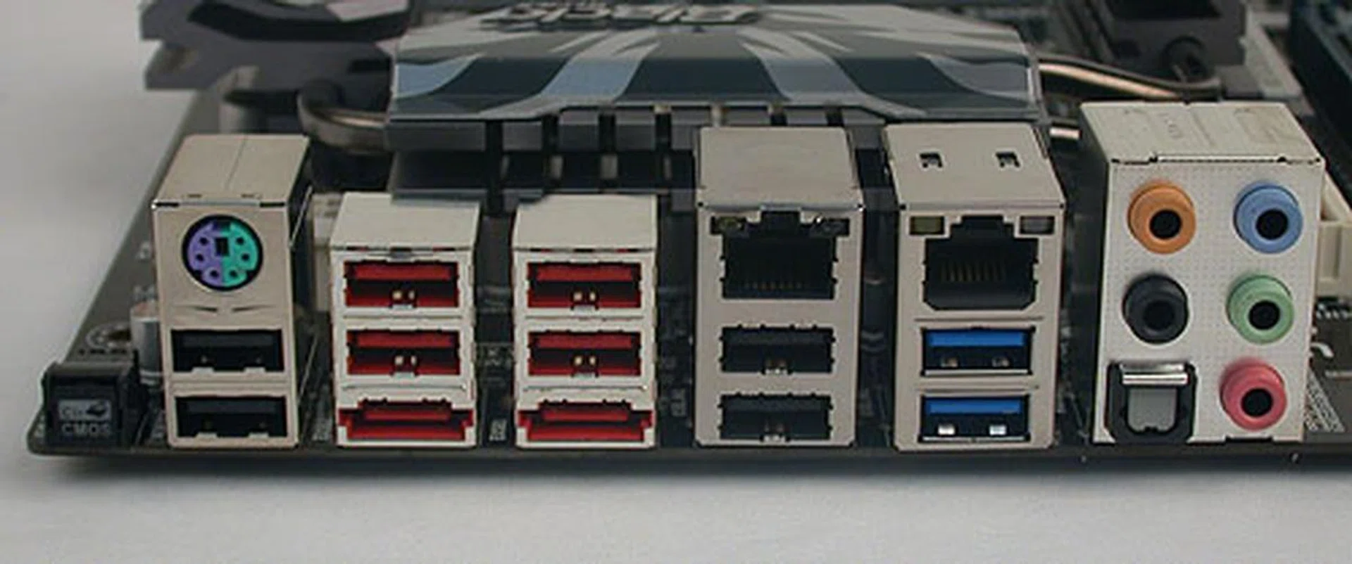 There are plenty of ports at the back, with eight USB 2.0 ports, the two USB 3.0 ports in blue, dual Gigabit LAN ports, a black Clear CMOS button and two eSATA 6Gbps ports. It means however that there is no space for coaxial S/PDIF output, with only the optical S/PDIF. 