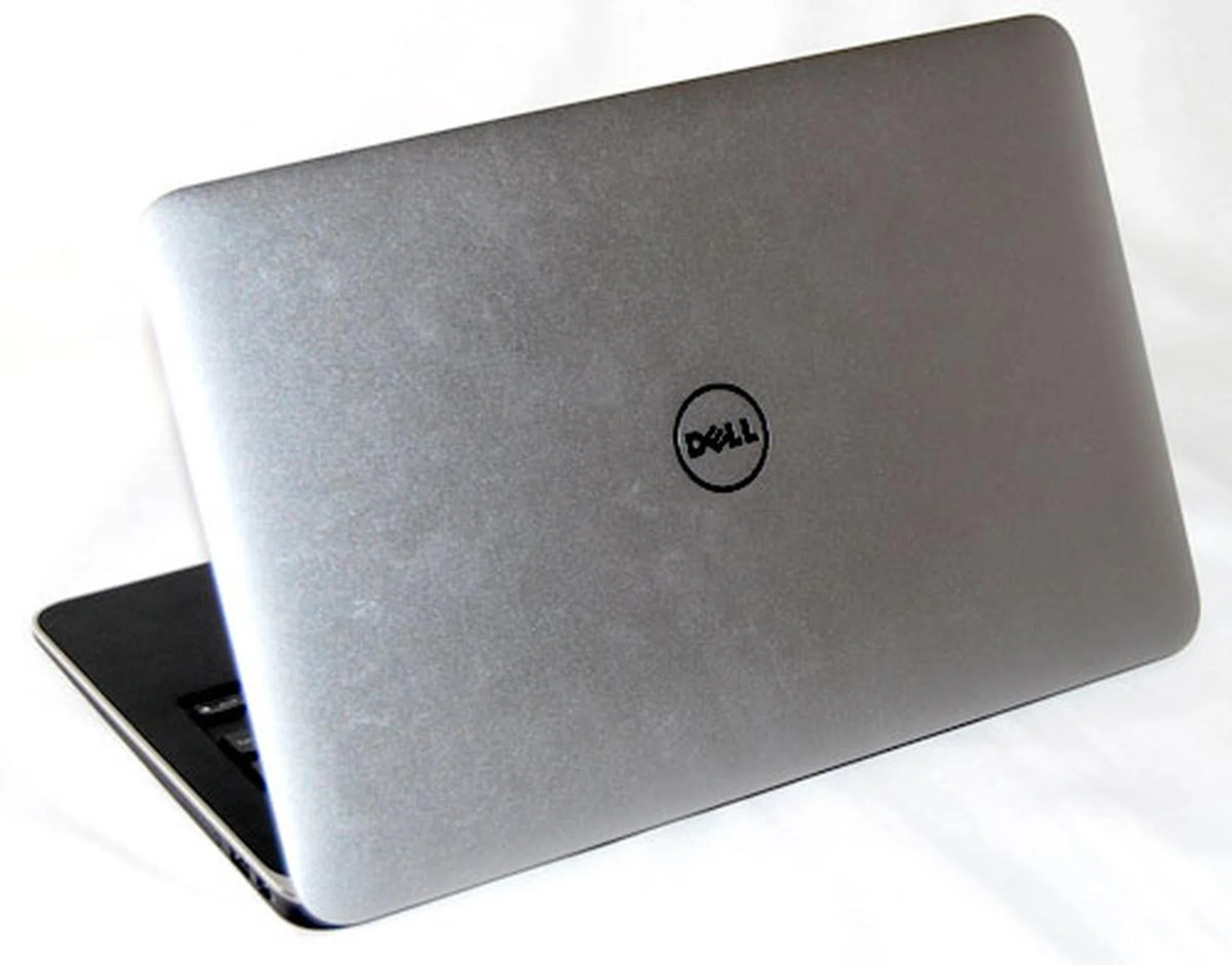 To make the lid as strong as possible, Dell also made sure the lid holding that Gorilla Glass in place is made of very strong aluminum. The material used was also a fair bit thicker than those used on competitors' machines. This contributed to a machine's slight heft, but it is surely sturdy and strong.