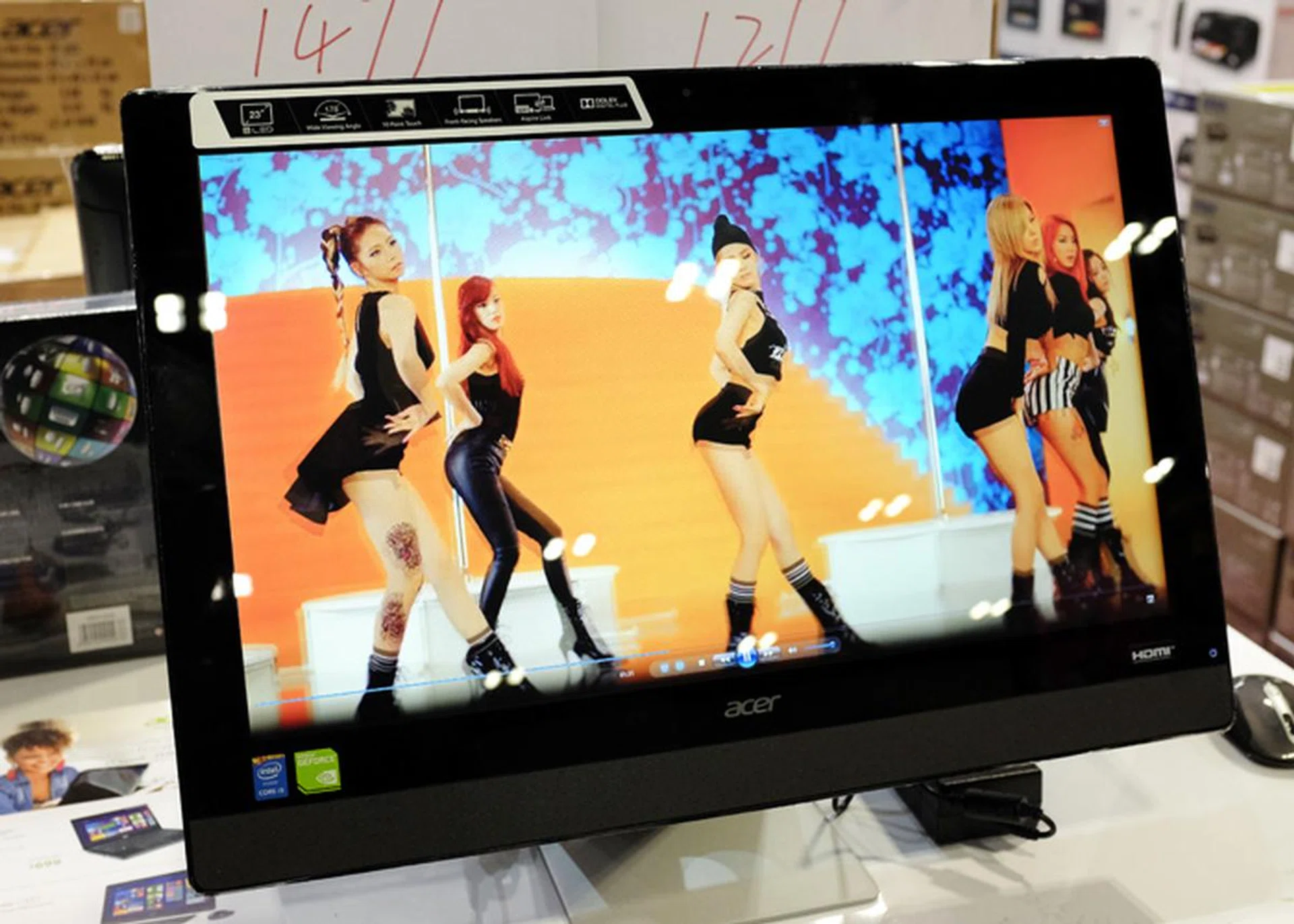 Acer's Z3-615 is an all-in-one desktop machine that boasts of a 23-inch Full HD display, 4th generation Intel Core i5-4590T processor, 8GB RAM, 1TB HDD storage, and an NVIDIA GeForce GT 840M GPU. It's on sale at Comex for just $1,299.