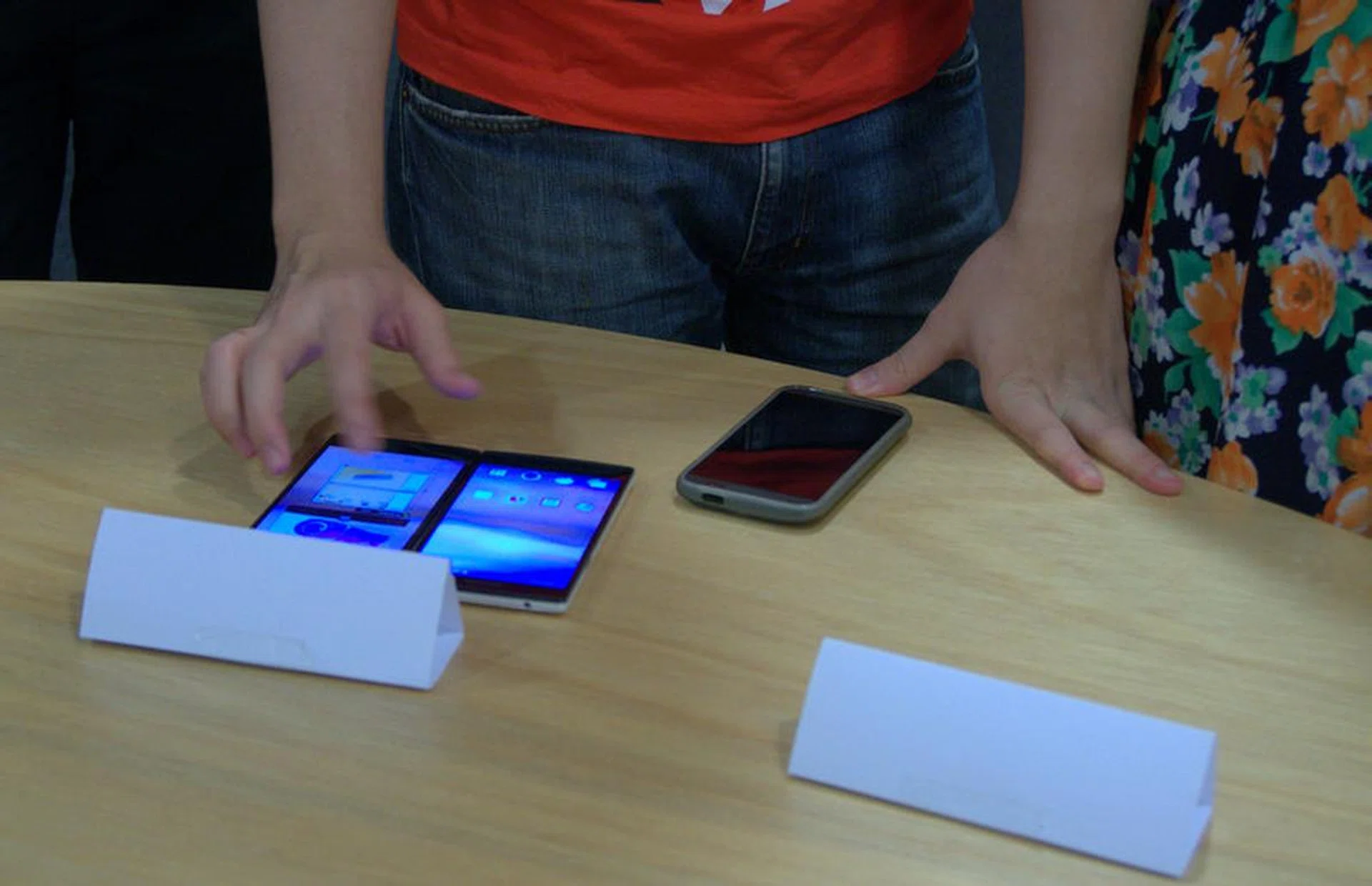 An audience member comparing the Oppo Find 7 with a 2K display against its Full HD brother, the Find 7a.