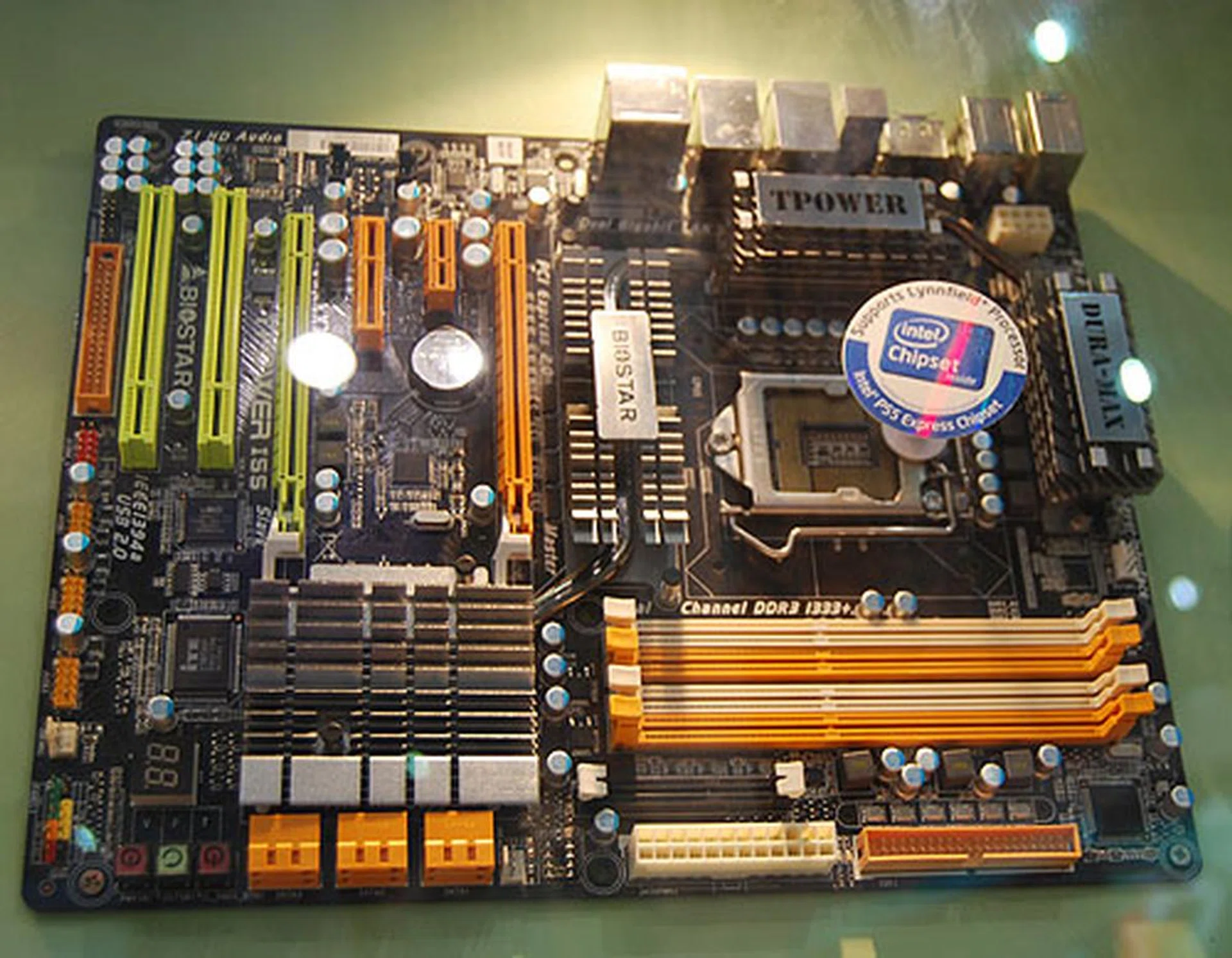 The TPower I55 is the other P55 board from Biostar at its booth. Highlights include both CrossFireX and SLI support, dual Gigabit LAN and up to 4 DDR3 DIMM slots.