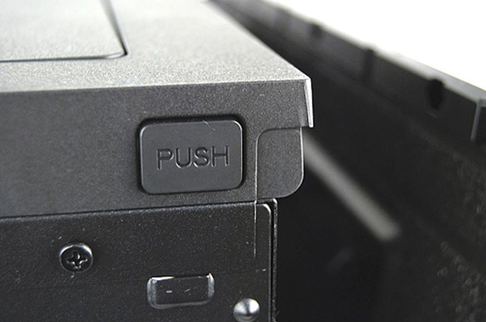 Side panels can be easily removed using this one push button system - one push releases the side panels. It's a very elegant and functional alternative to boring old thumbscrews.
