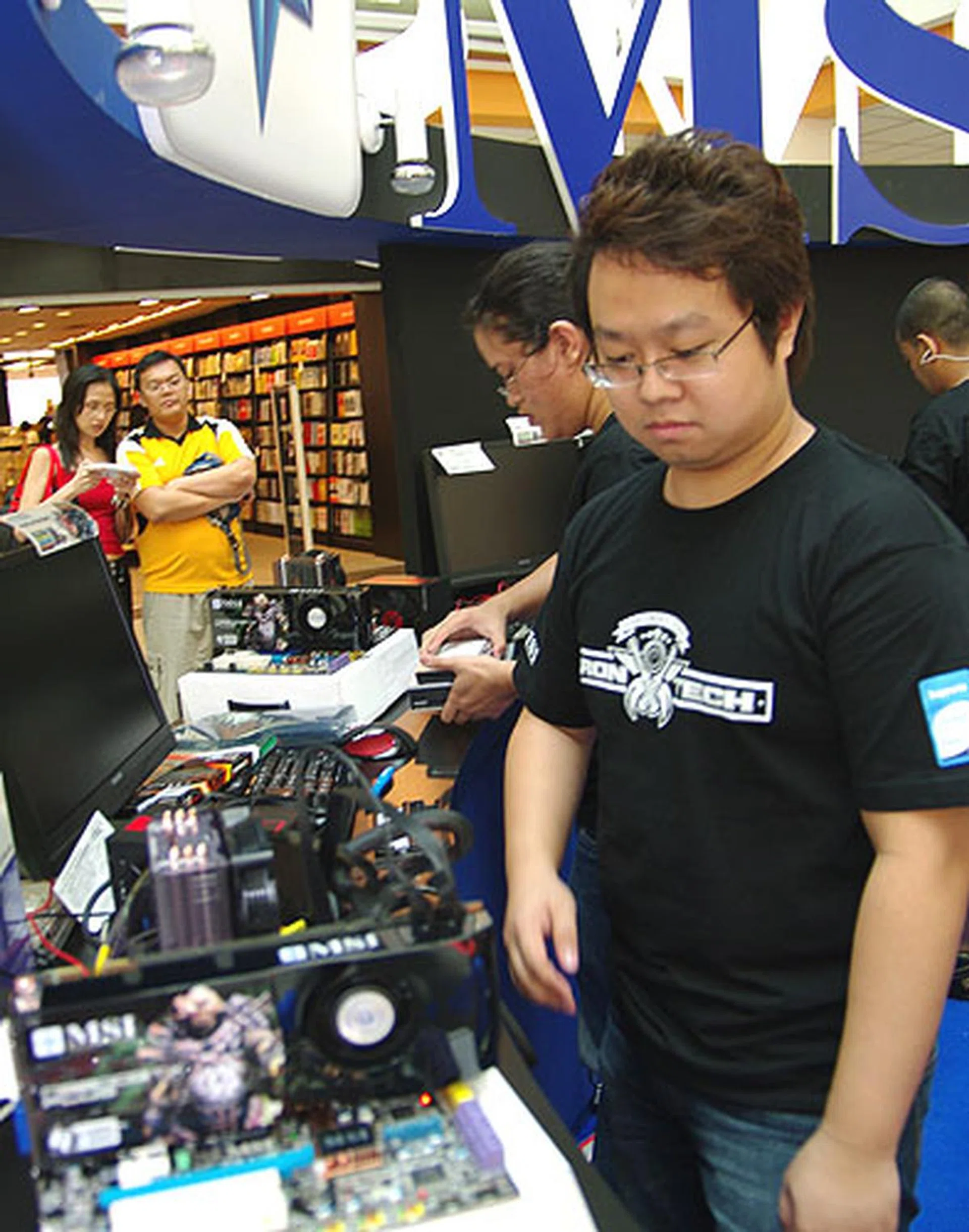  Jeremiah Ong from Singapore was the fastest contestant in the rigging phase, taking 5 minutes and 33 seconds to assemble and get the system to POST successfully.  