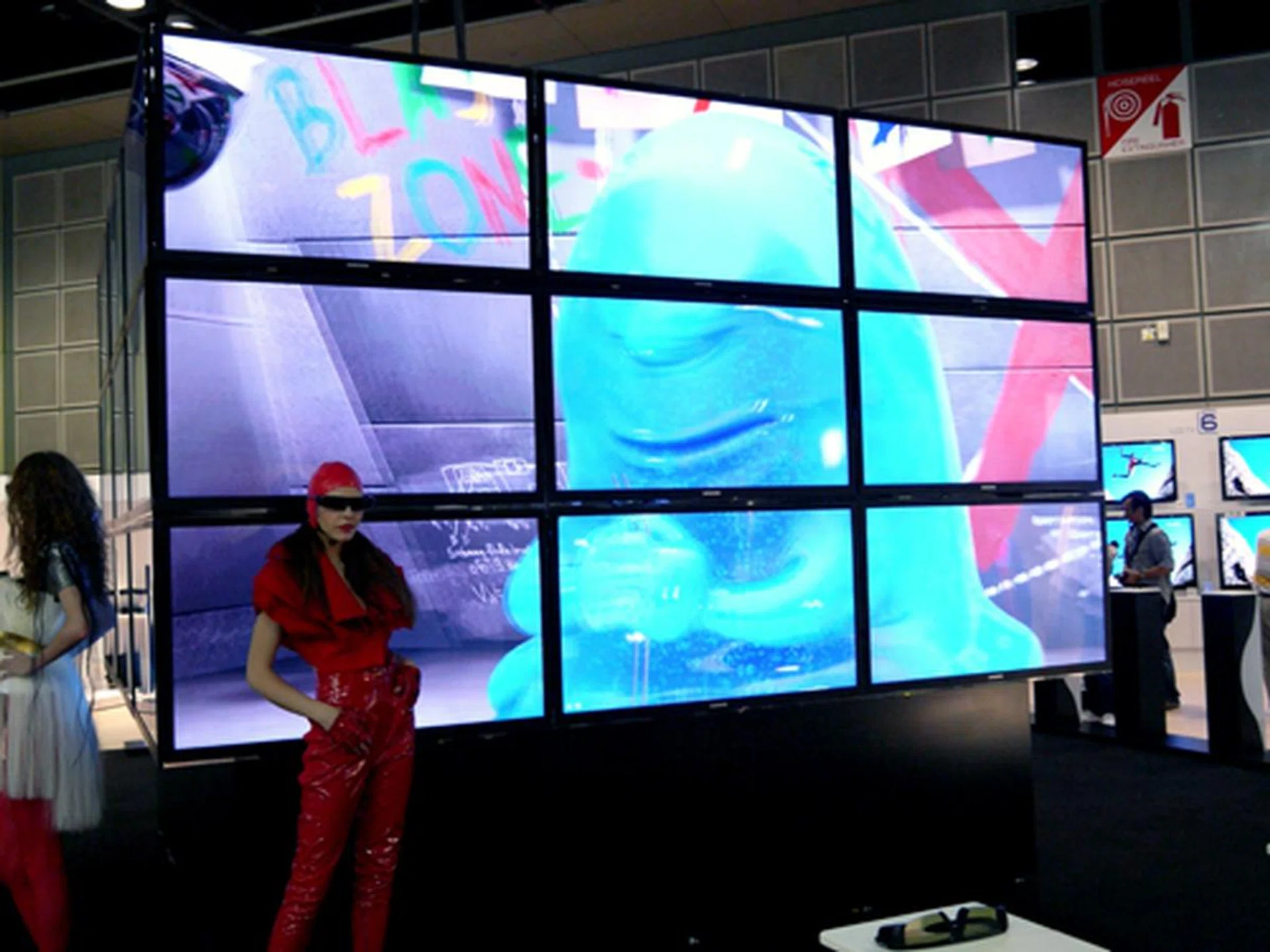 What's better than a 3D TV? Why, more 3D TVs of course! Samsung has arrayed six of their 3D-ready LED sets to create that visual bang.