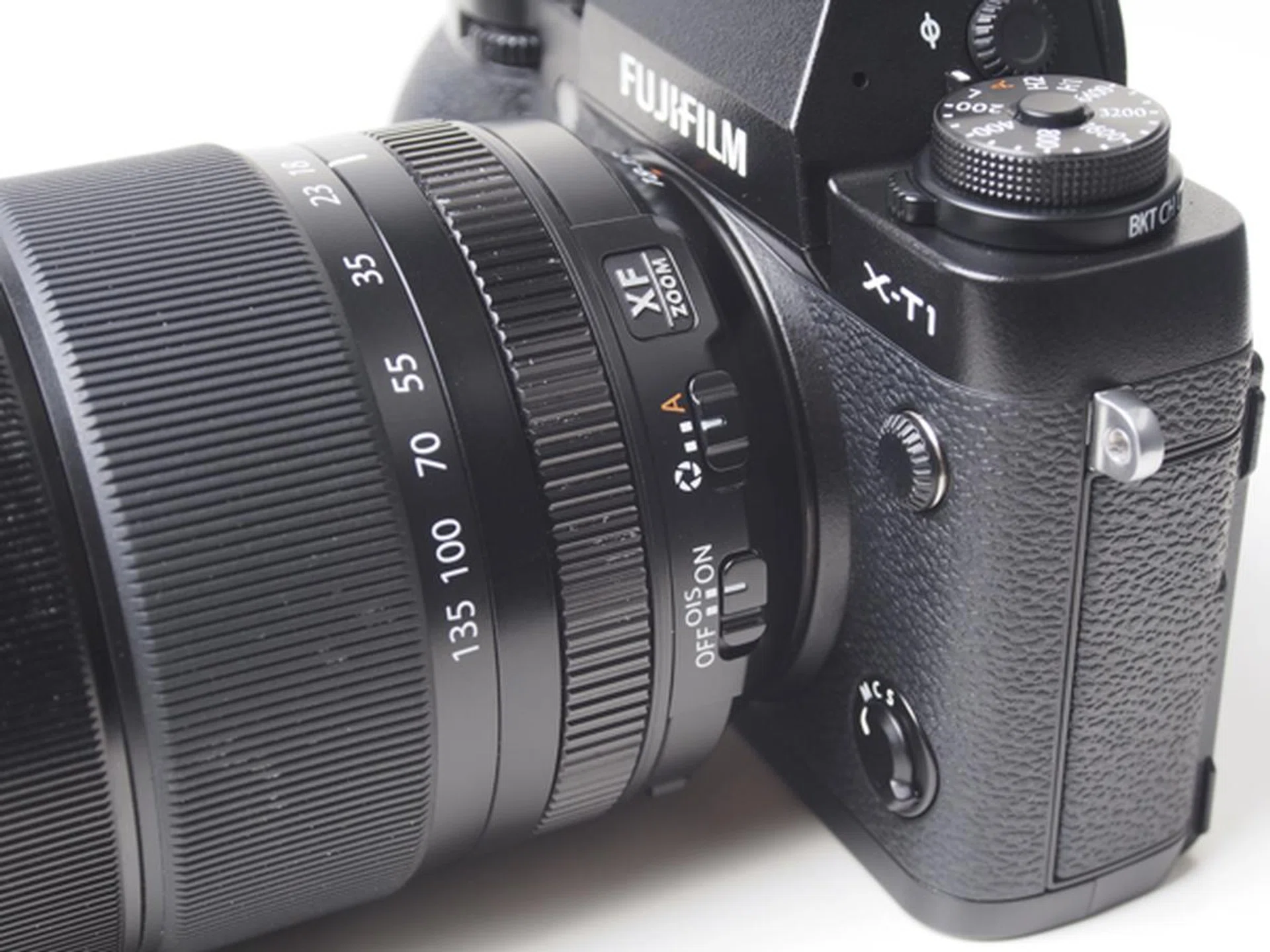 Set the lens to "A" to allow the X-T1 to control aperture. Otherwise, the XF 18-135 has clicked aperture stops for easy adjustments from the lens itself. 