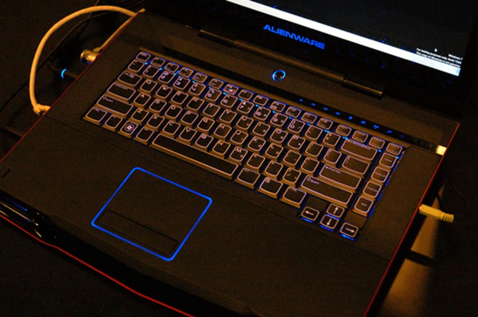 How do you identify a gaming notebook? Well, the fancy backlights and trimmings should give it away. The Alienware M15X is one of the first to bring the quad-core Core i7 processor into the notebook arena.