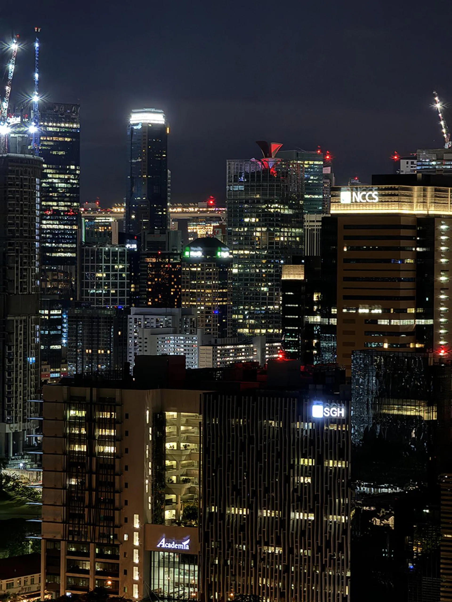 iPhone 15 Pro Max, 5x optical zoom, Night.