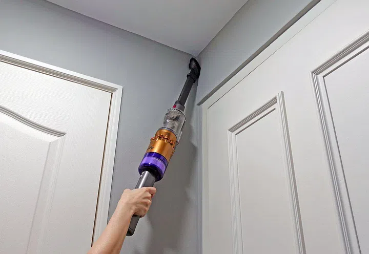 Single-handed operation when reaching high to clean the walls or cobwebs are a cinch with the Omni-glide. (Image source: HardwareZone)