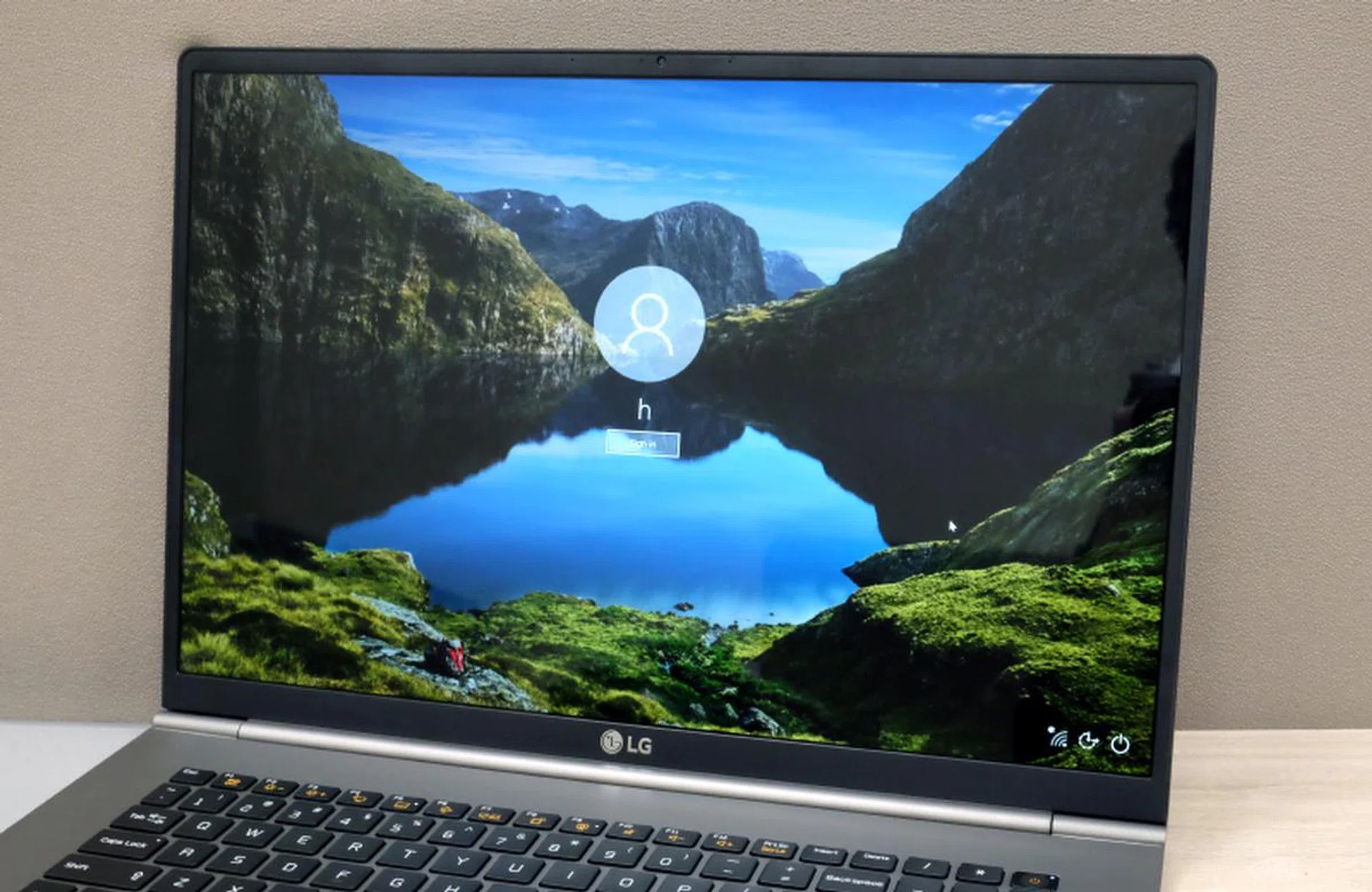 It doesn't sound like much, but the 16:10 aspect ratio makes a significant and tangible difference.