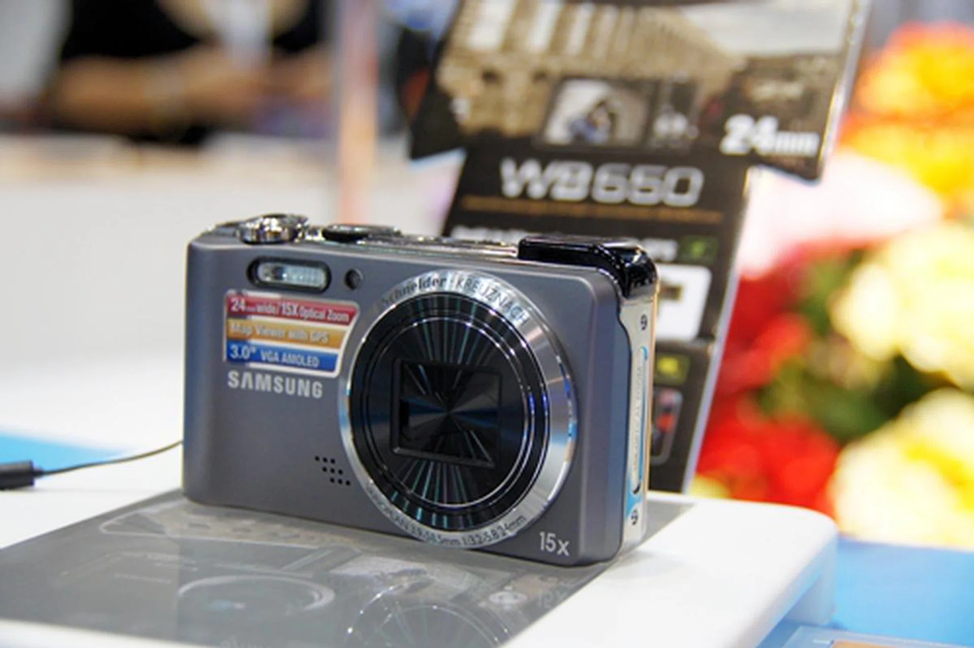 The WB650 comes with an interesting built-in map viewer with GPS, allowing users to geotag their images. Other nifty features - a 24mm ultra-wide 15x zoom lenses and 3.0-inch VGA AMOLED display.