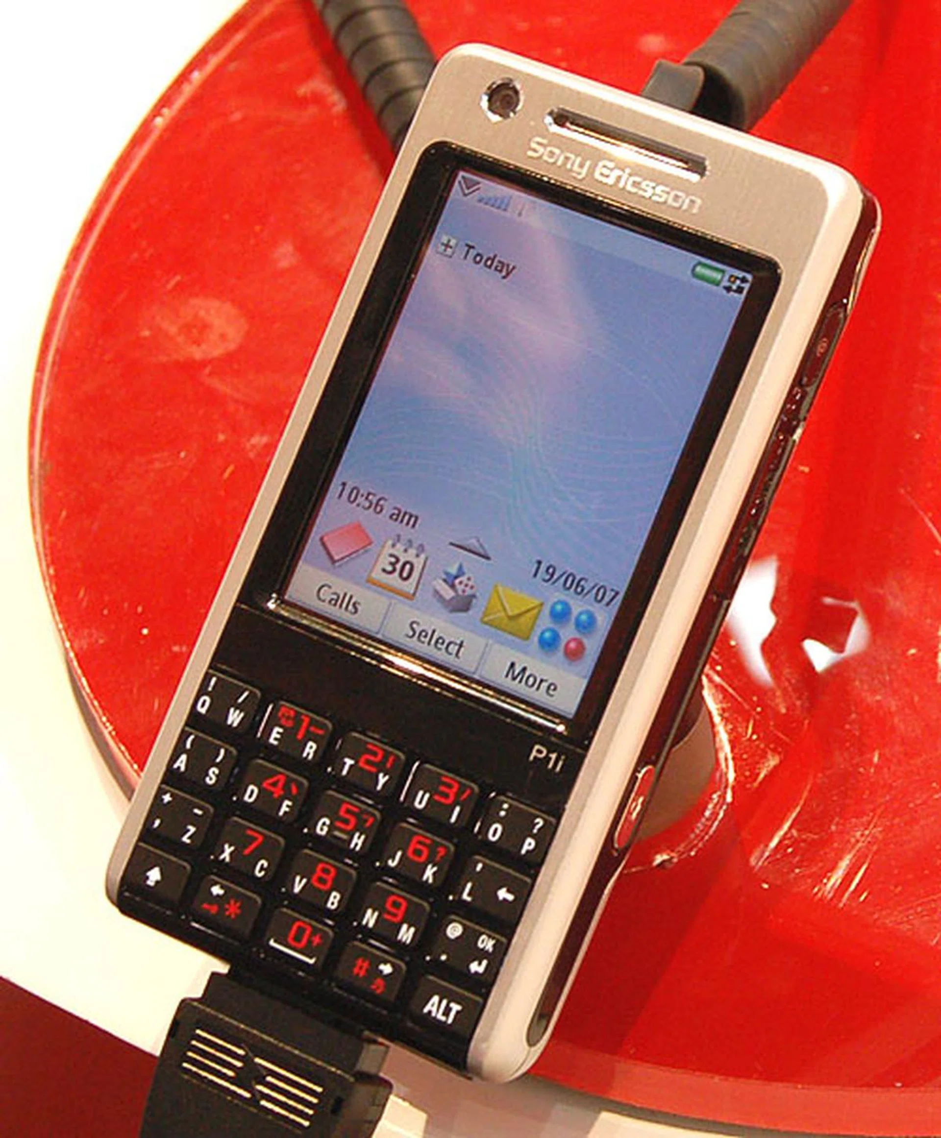  Sony Ericsson has tweaked its smartphone designs with the slimmer P1i, which has 3G and Wi-Fi connectivity. There's also a full keyboard with a 2.6-inch touchscreen while the autofocus 3.2-megapixel camera makes it easy to 'scan' business cards and store them in the contacts.  