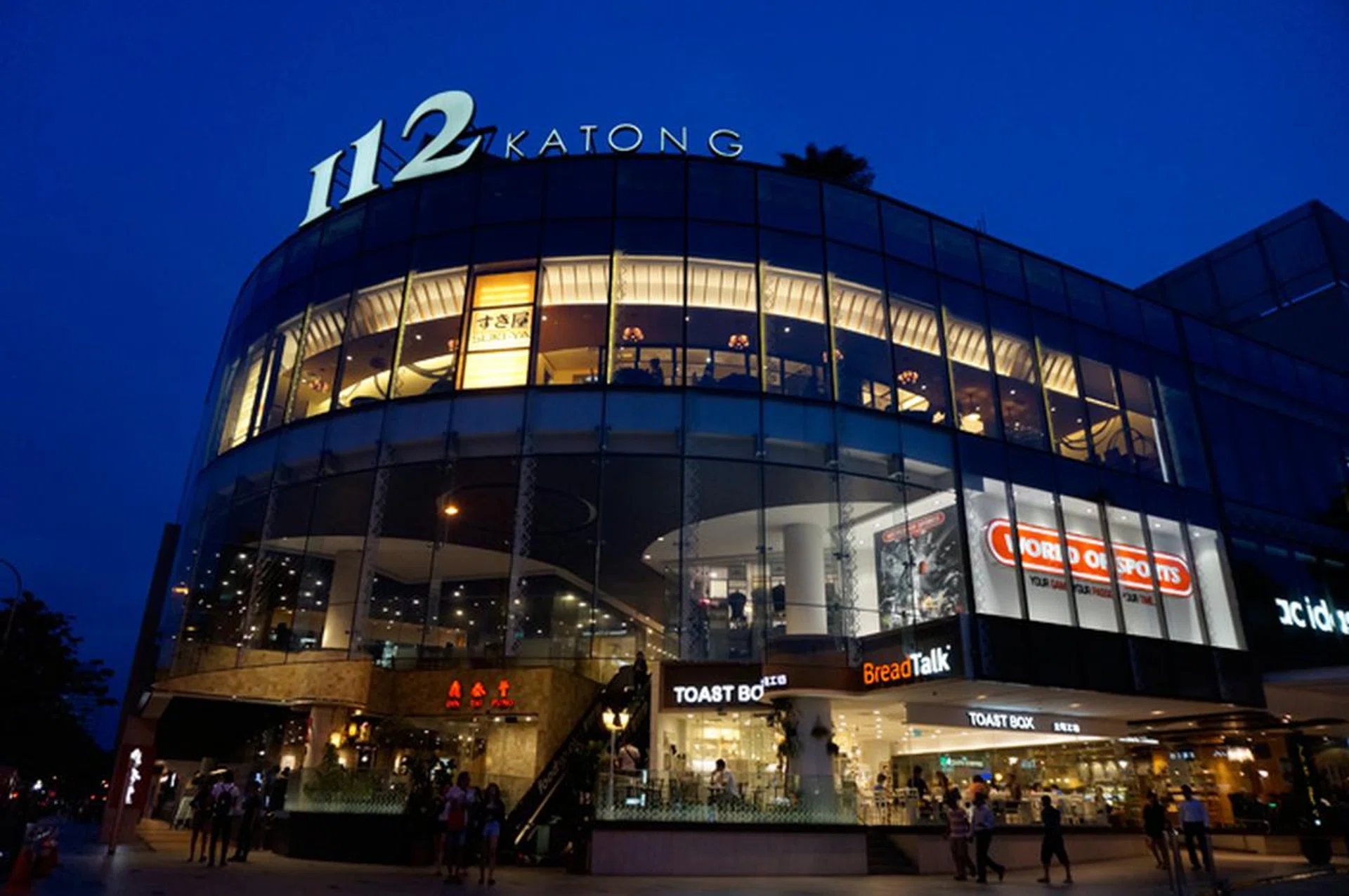 f/4 at 24mm, 1/60 sec, ISO 1000.